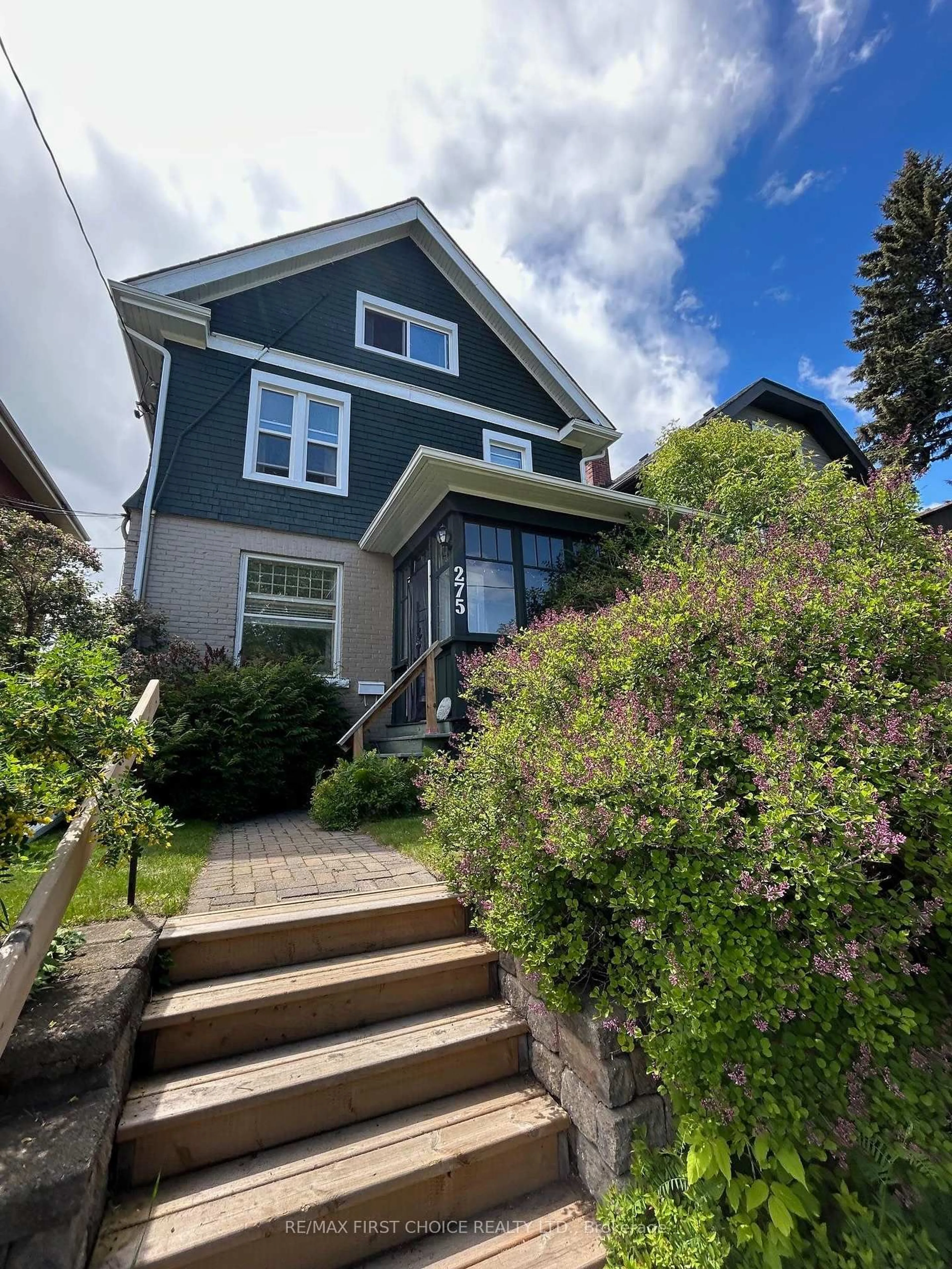 Home with vinyl exterior material, street for 275 Argyle St, Thunder Bay Ontario P7A 3P2