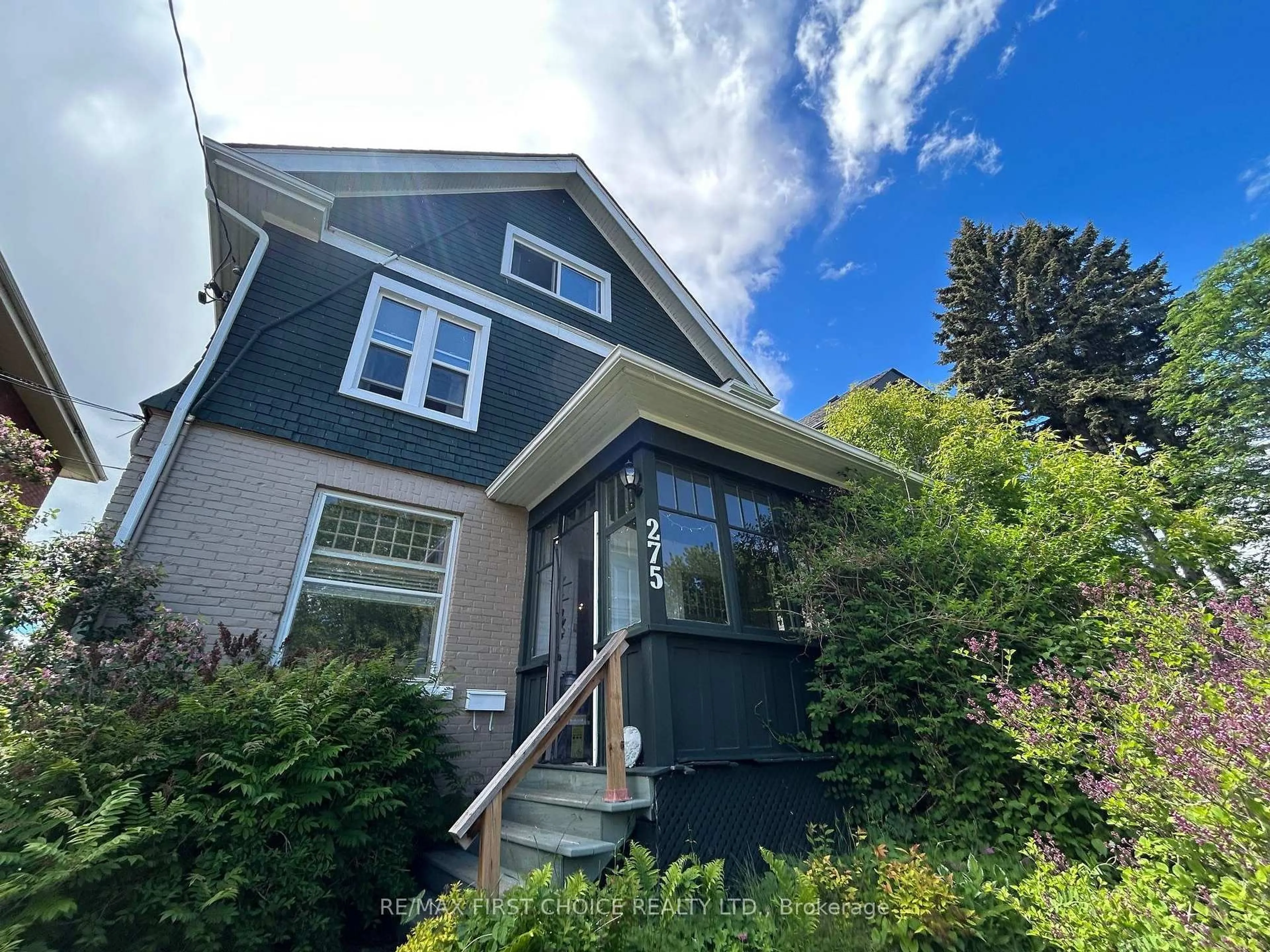 Home with vinyl exterior material, street for 275 Argyle St, Thunder Bay Ontario P7A 3P2