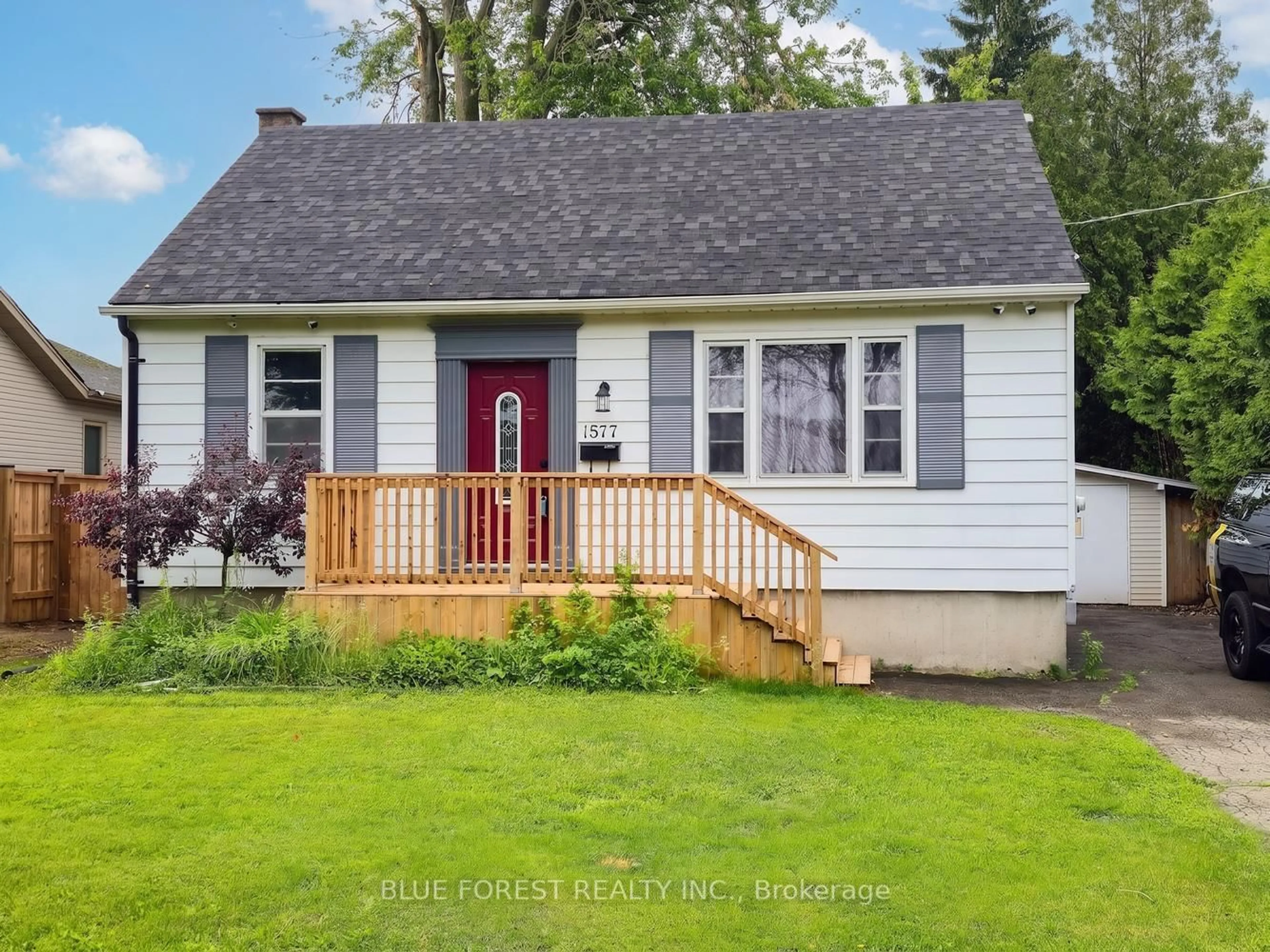 Home with vinyl exterior material, street for 1877 Royal Cres, London East Ontario N5W 2A9