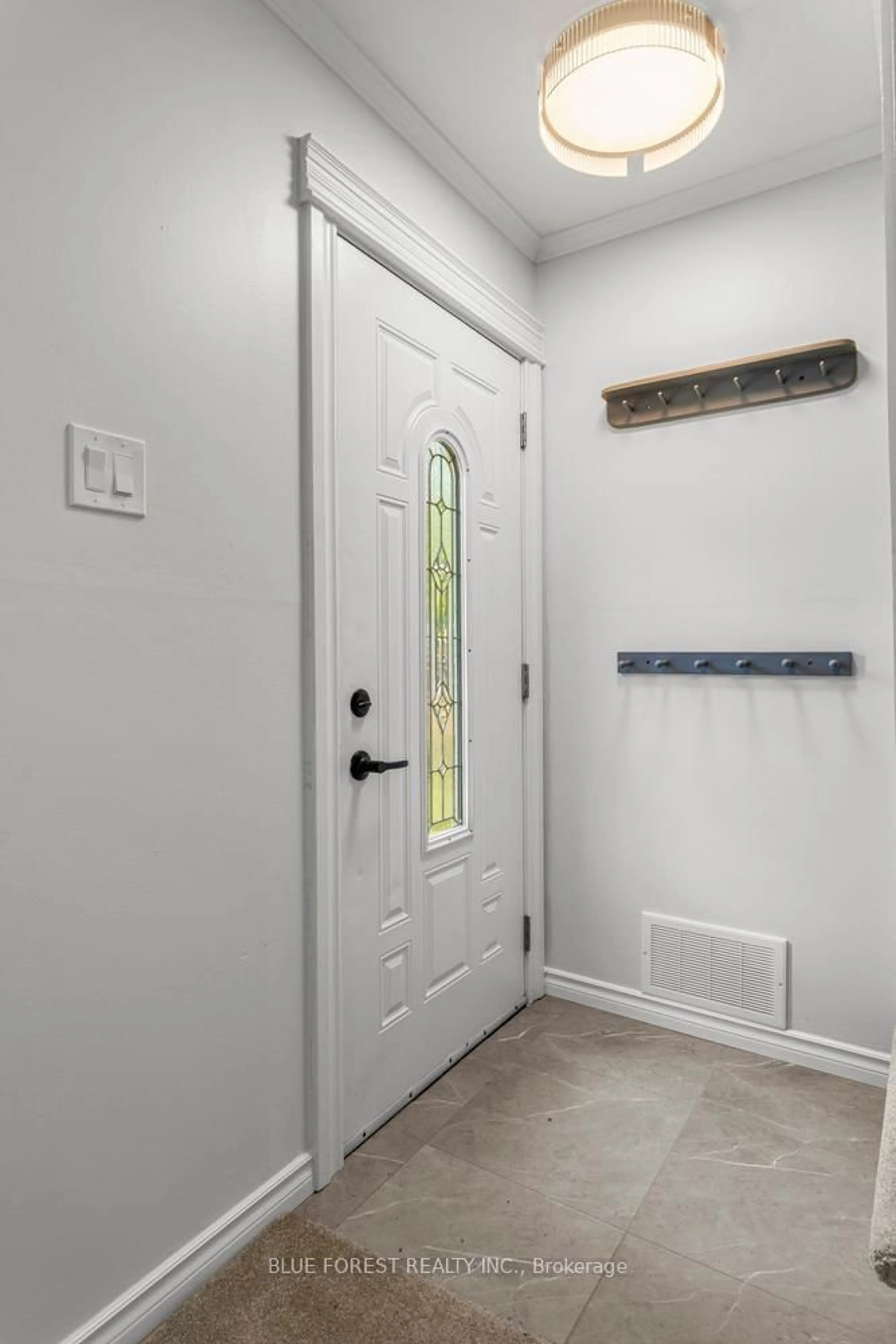 Indoor entryway for 1877 Royal Cres, London East Ontario N5W 2A9