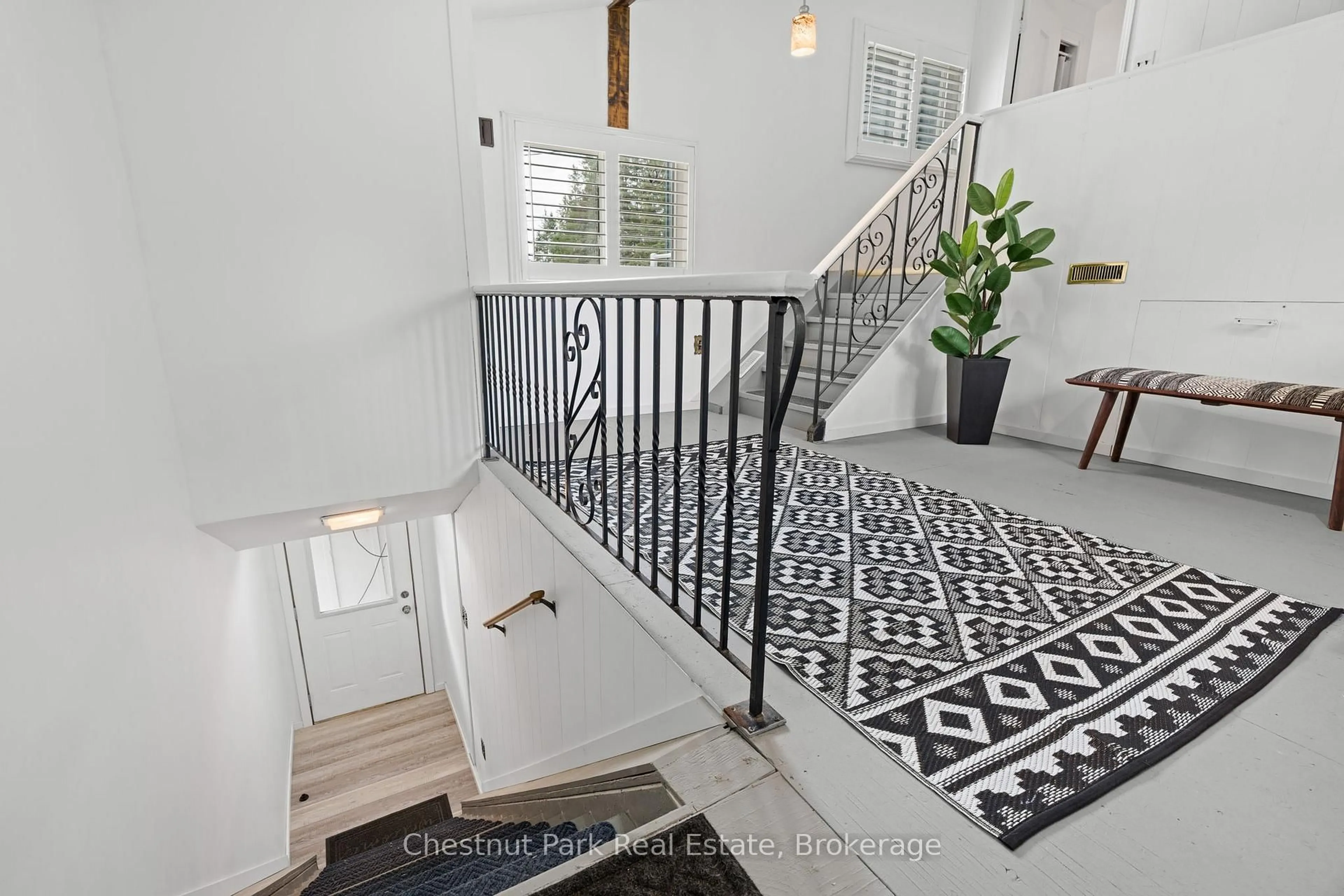Indoor entryway for 1734 Highway 518 E Highway, Kearney Ontario P0A 1M0