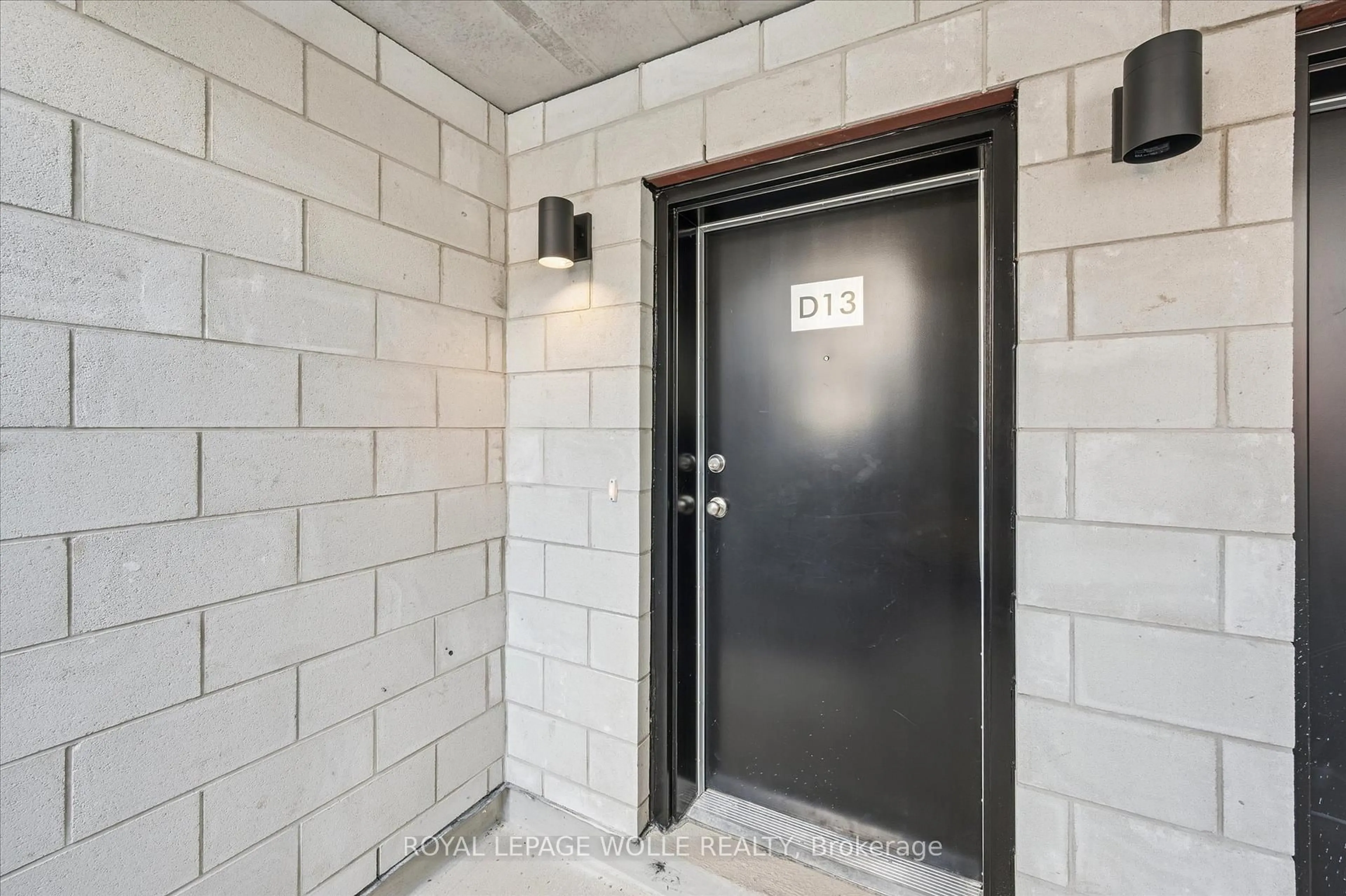 Indoor entryway for 410 Northfield Dr #D13, Waterloo Ontario N2L 0A6
