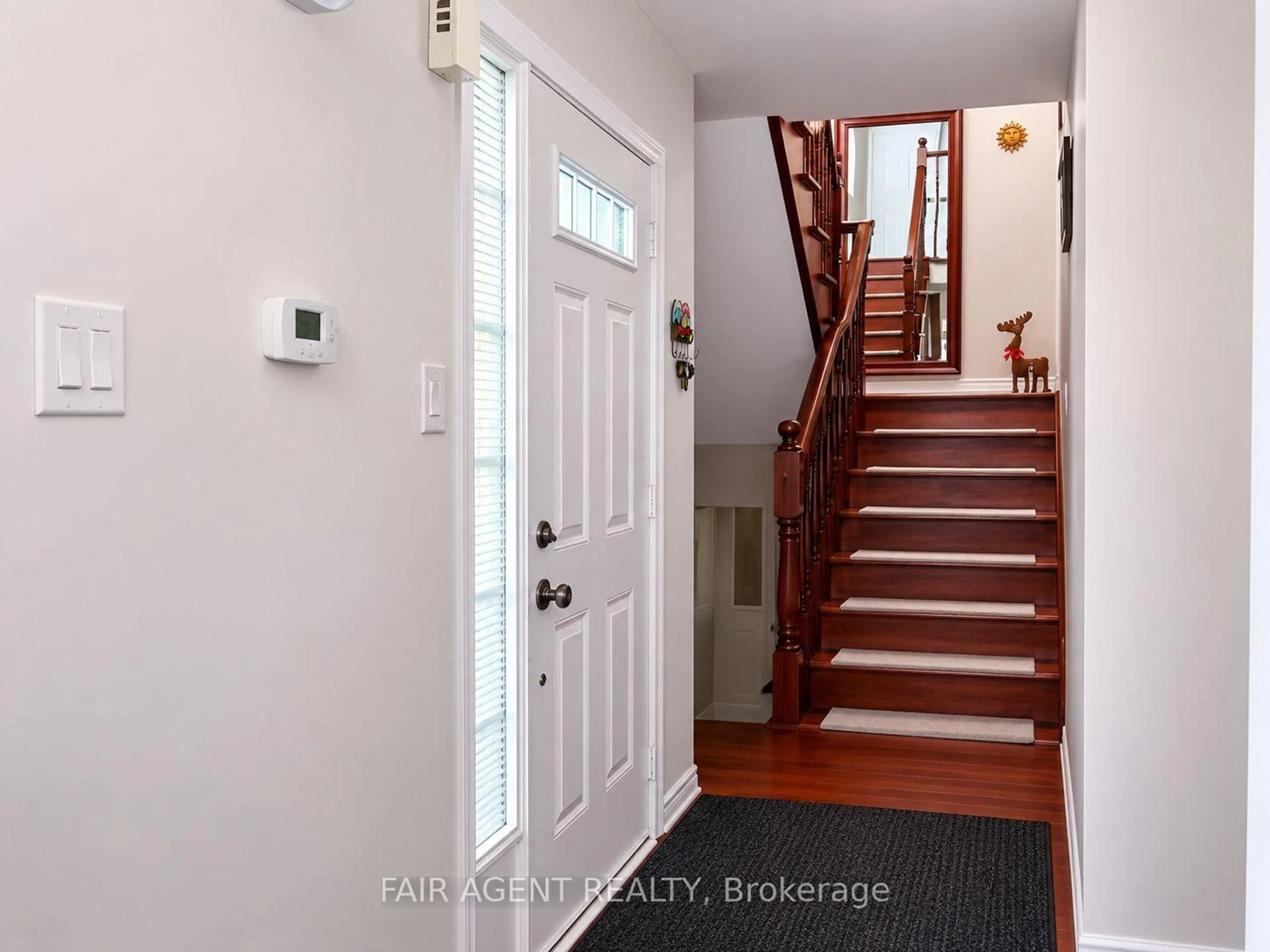Indoor entryway for 28 Elderberry Ave, Grimsby Ontario L3M 5R5