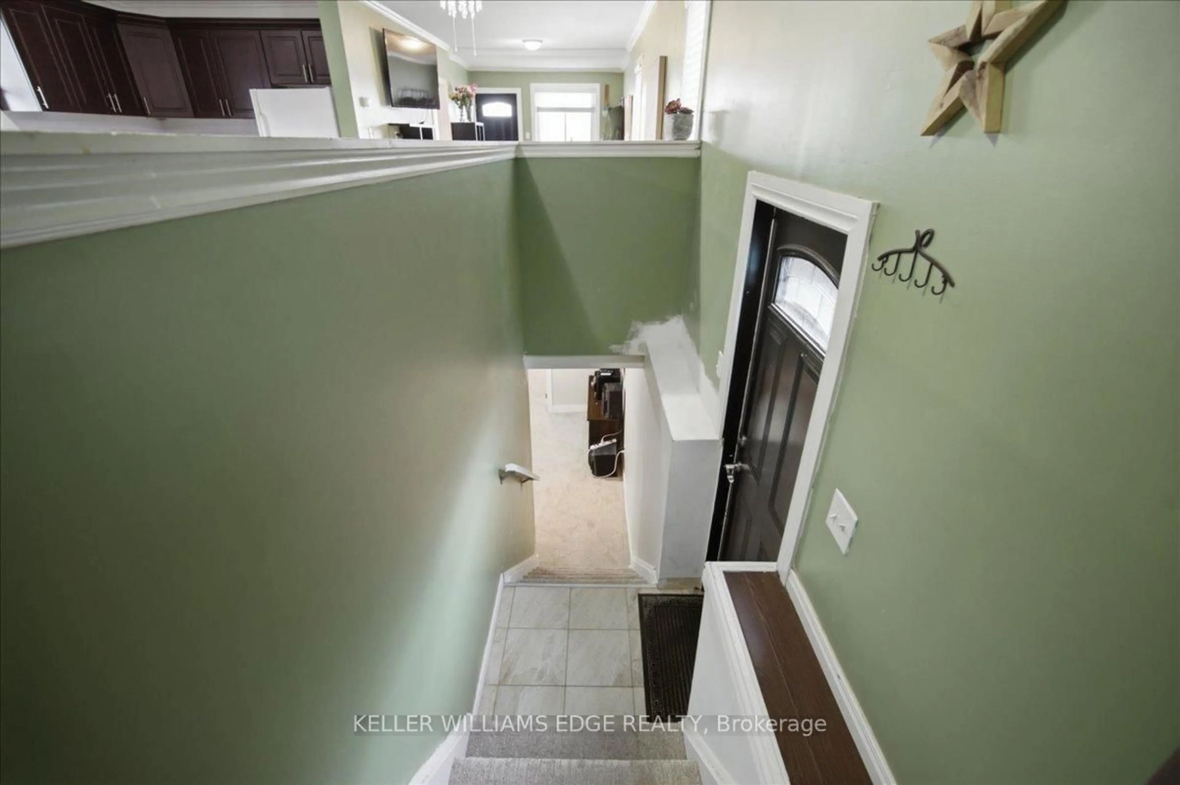 Indoor entryway for 22 Delena Ave, Hamilton Ontario L8H 6B4