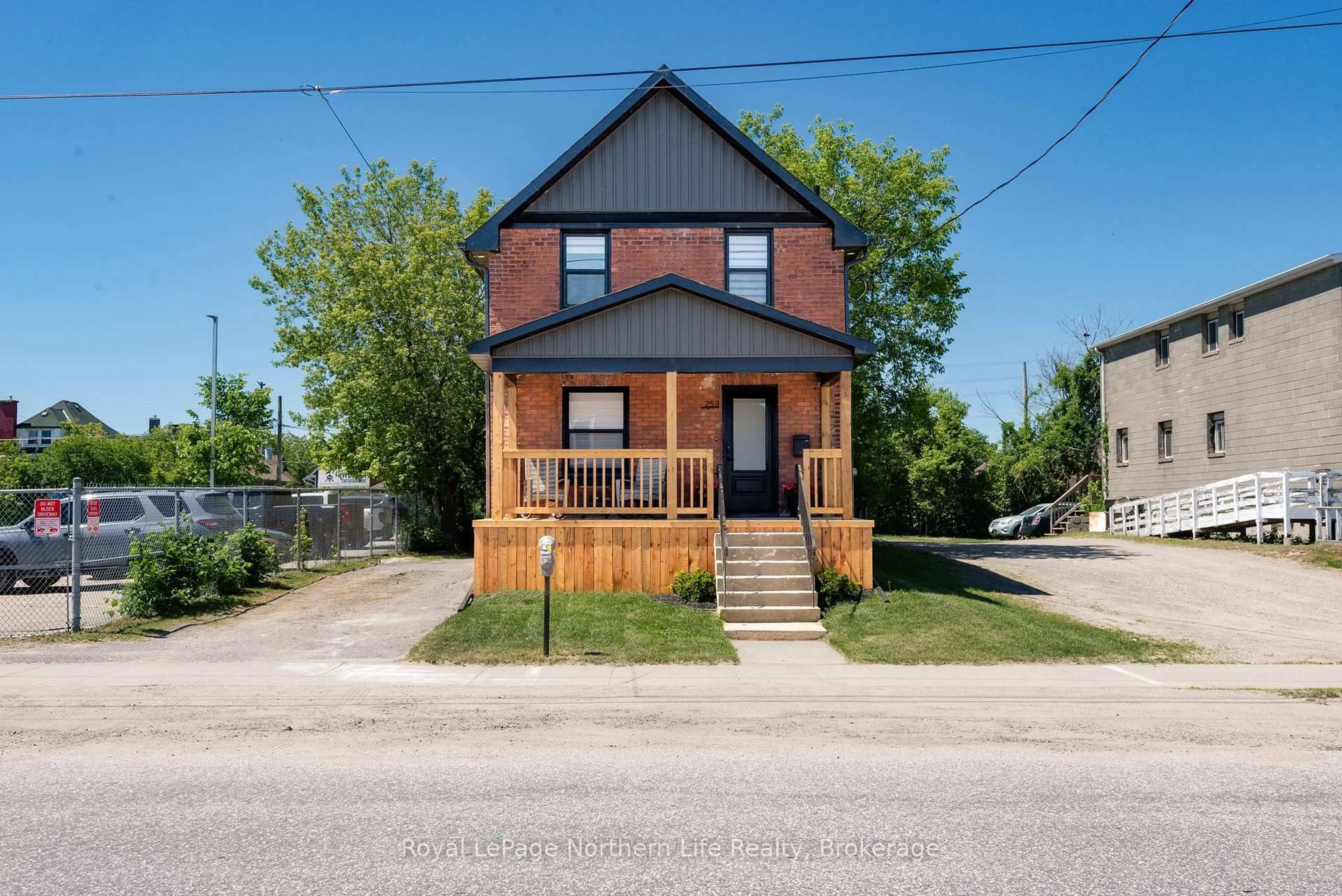 Home with brick exterior material, street for 253 Second Ave, North Bay Ontario P1B 3L1