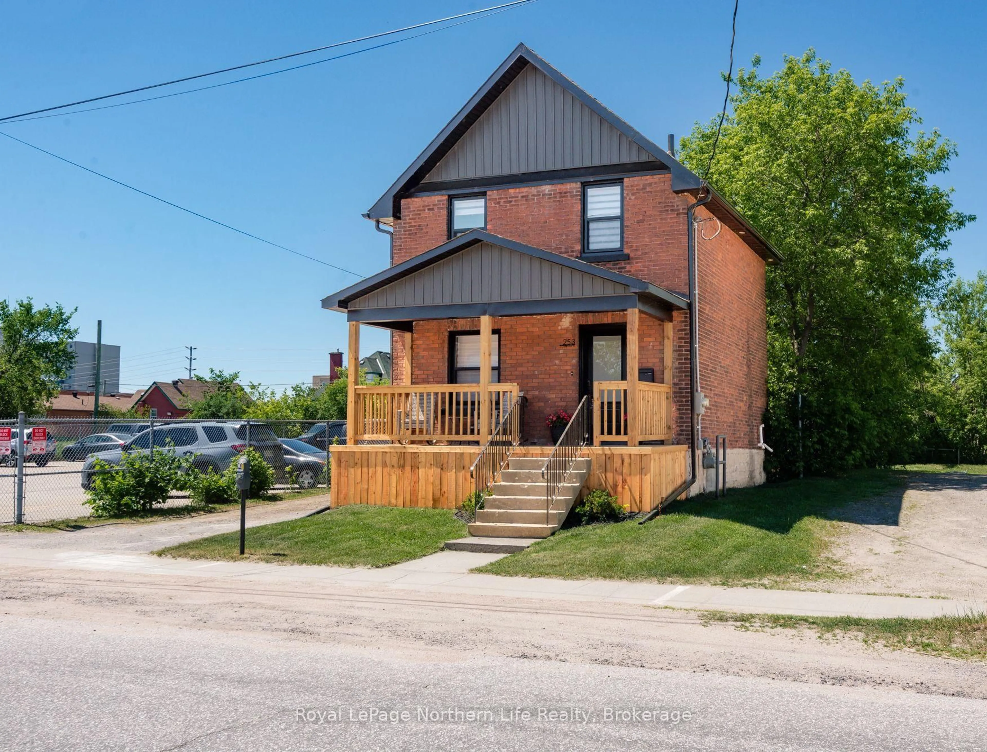 Home with brick exterior material, street for 253 Second Ave, North Bay Ontario P1B 3L1