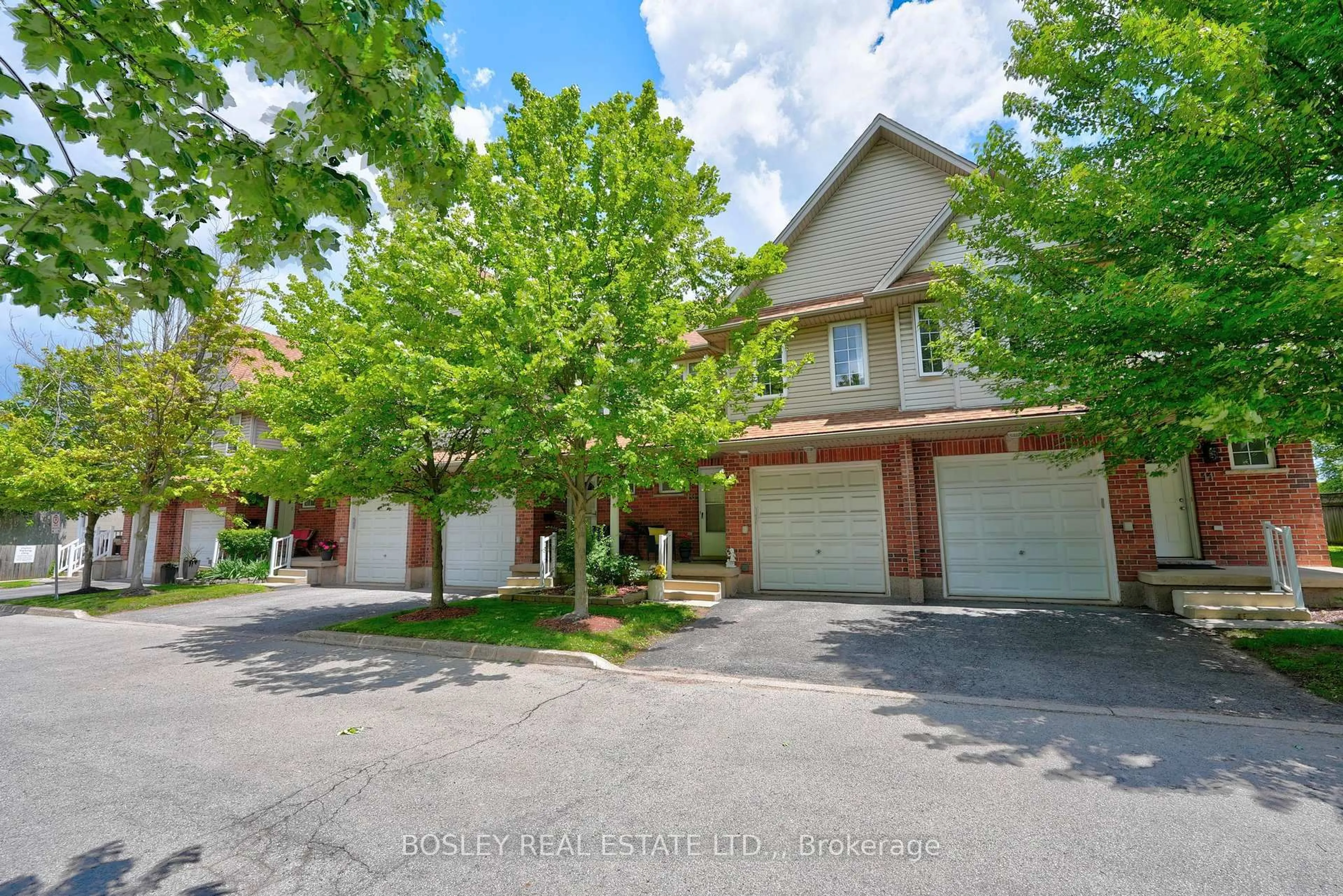 A pic from outside/outdoor area/front of a property/back of a property/a pic from drone, street for 6263 Valley Way #10, Niagara Falls Ontario L2E 0A1