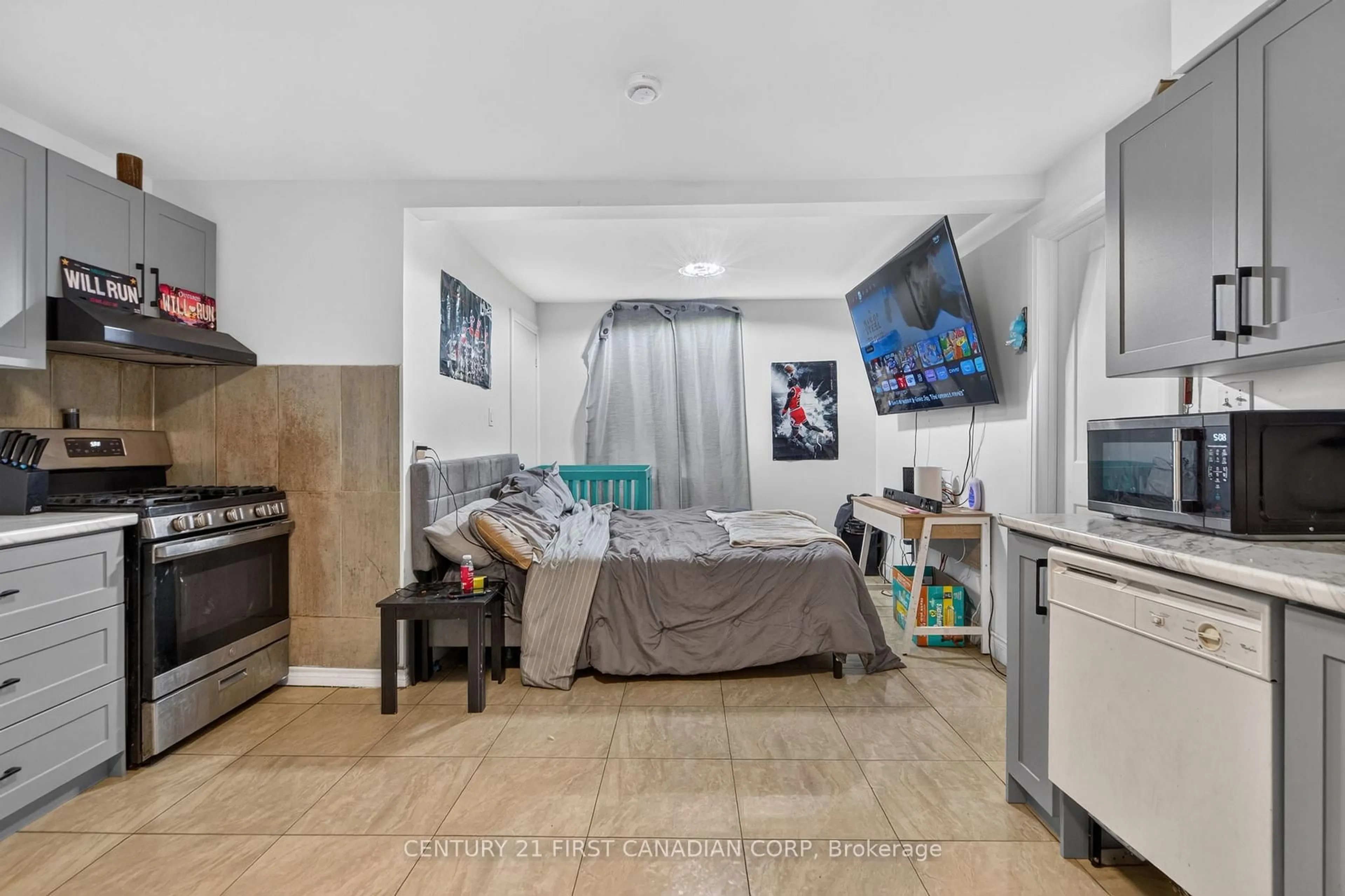 A pic of a room for 713 Adelaide St, London East Ontario N5Y 2L4