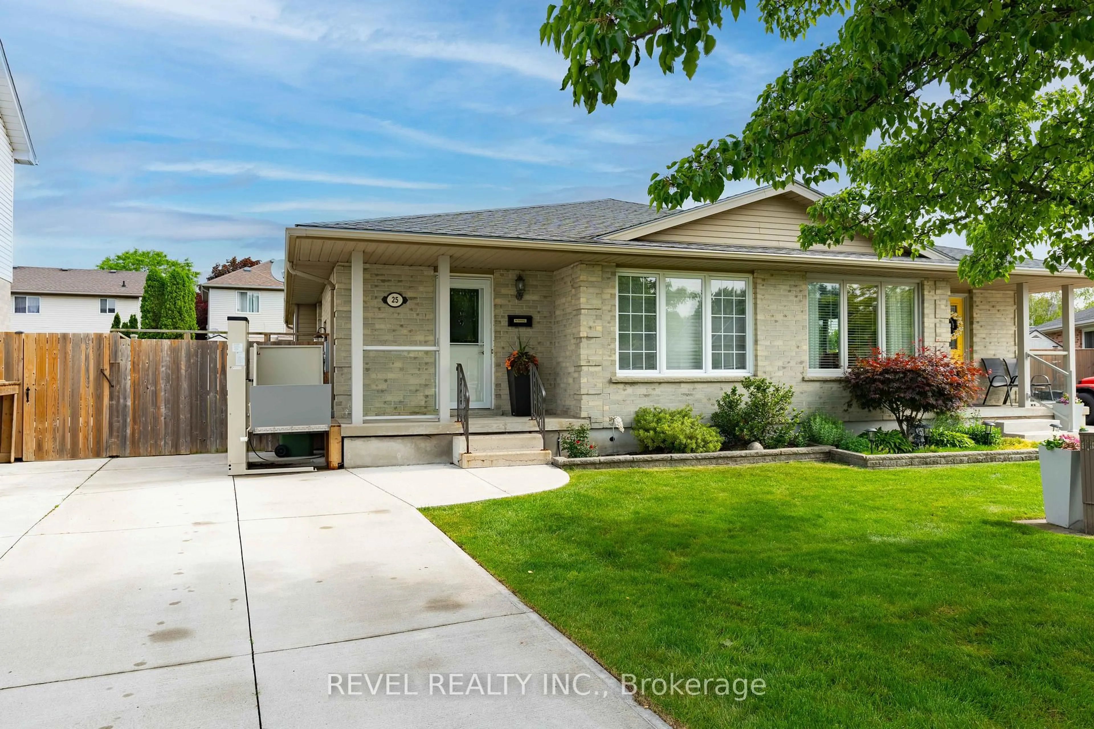 Home with vinyl exterior material, street for 25 Rodney Cres, St. Thomas Ontario N5R 6E1