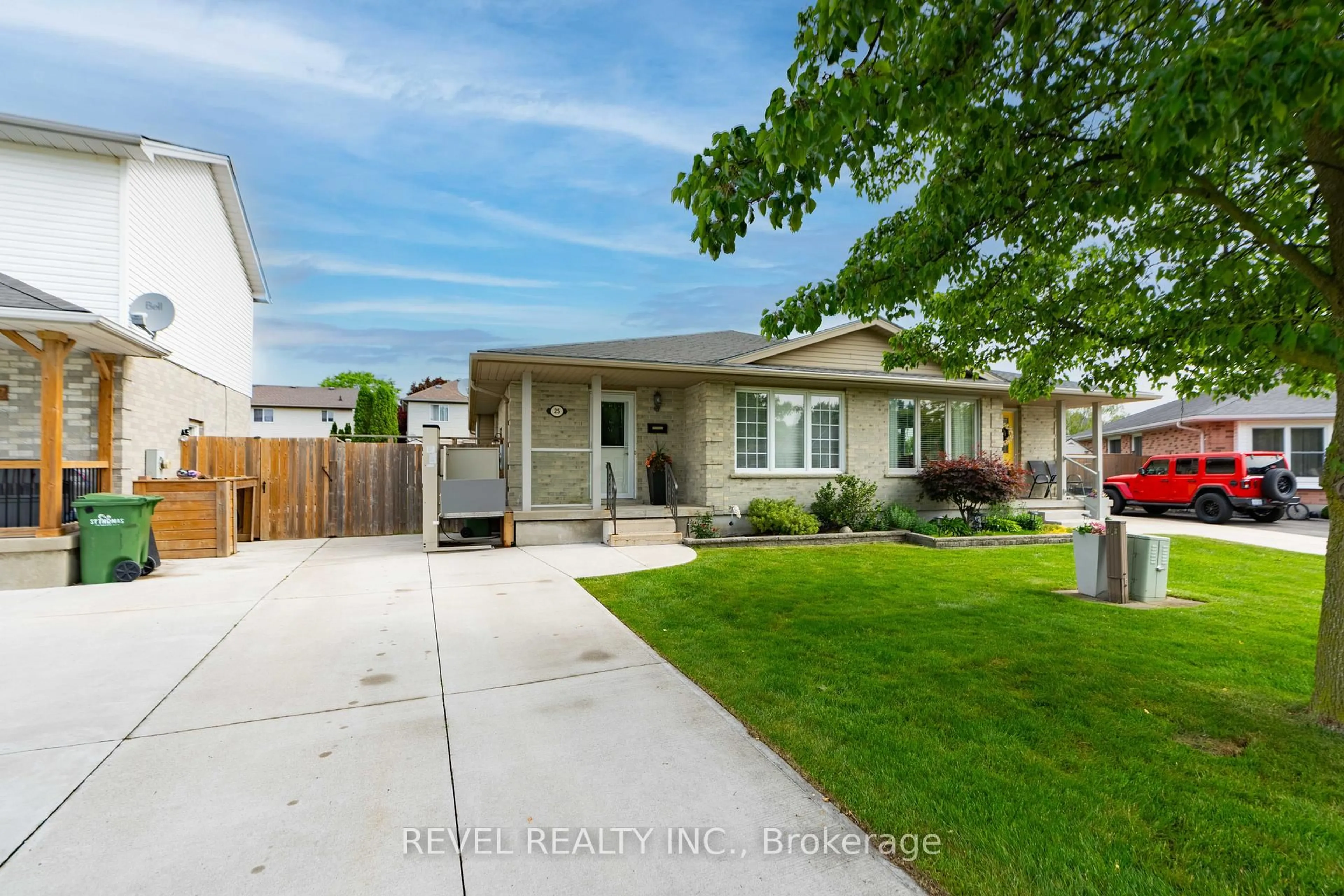 Home with vinyl exterior material, street for 25 Rodney Cres, St. Thomas Ontario N5R 6E1