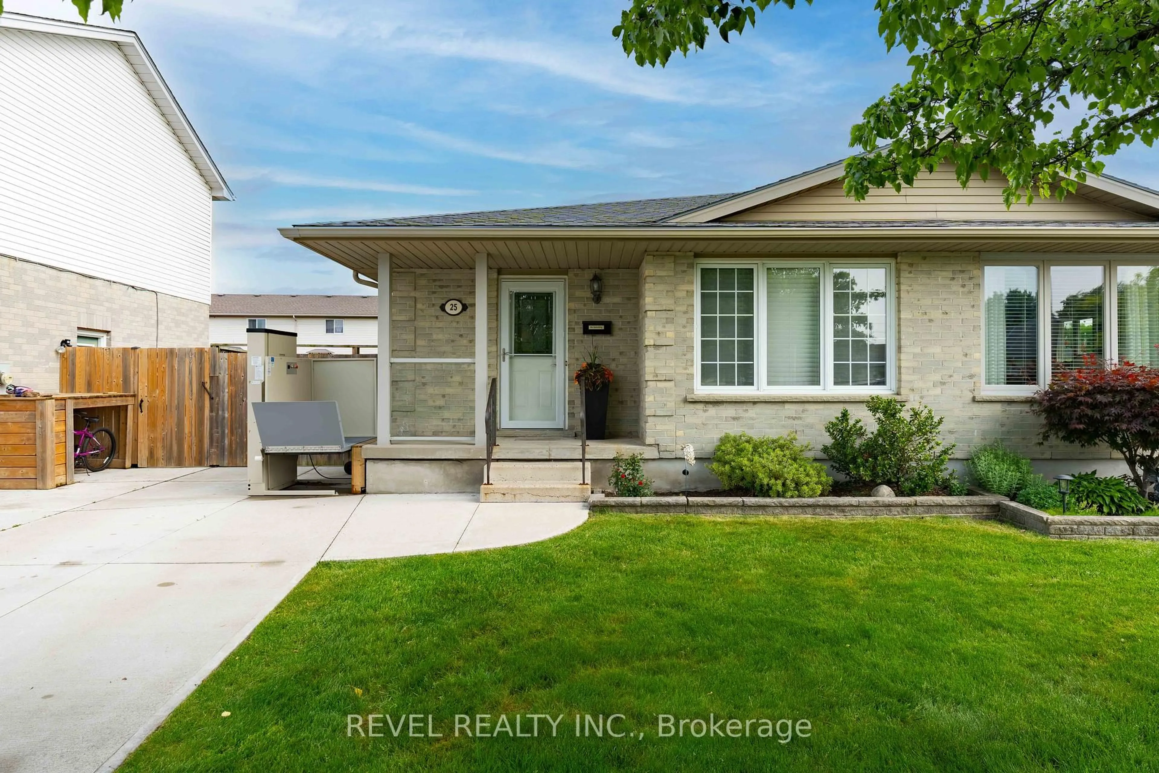 Home with vinyl exterior material, street for 25 Rodney Cres, St. Thomas Ontario N5R 6E1