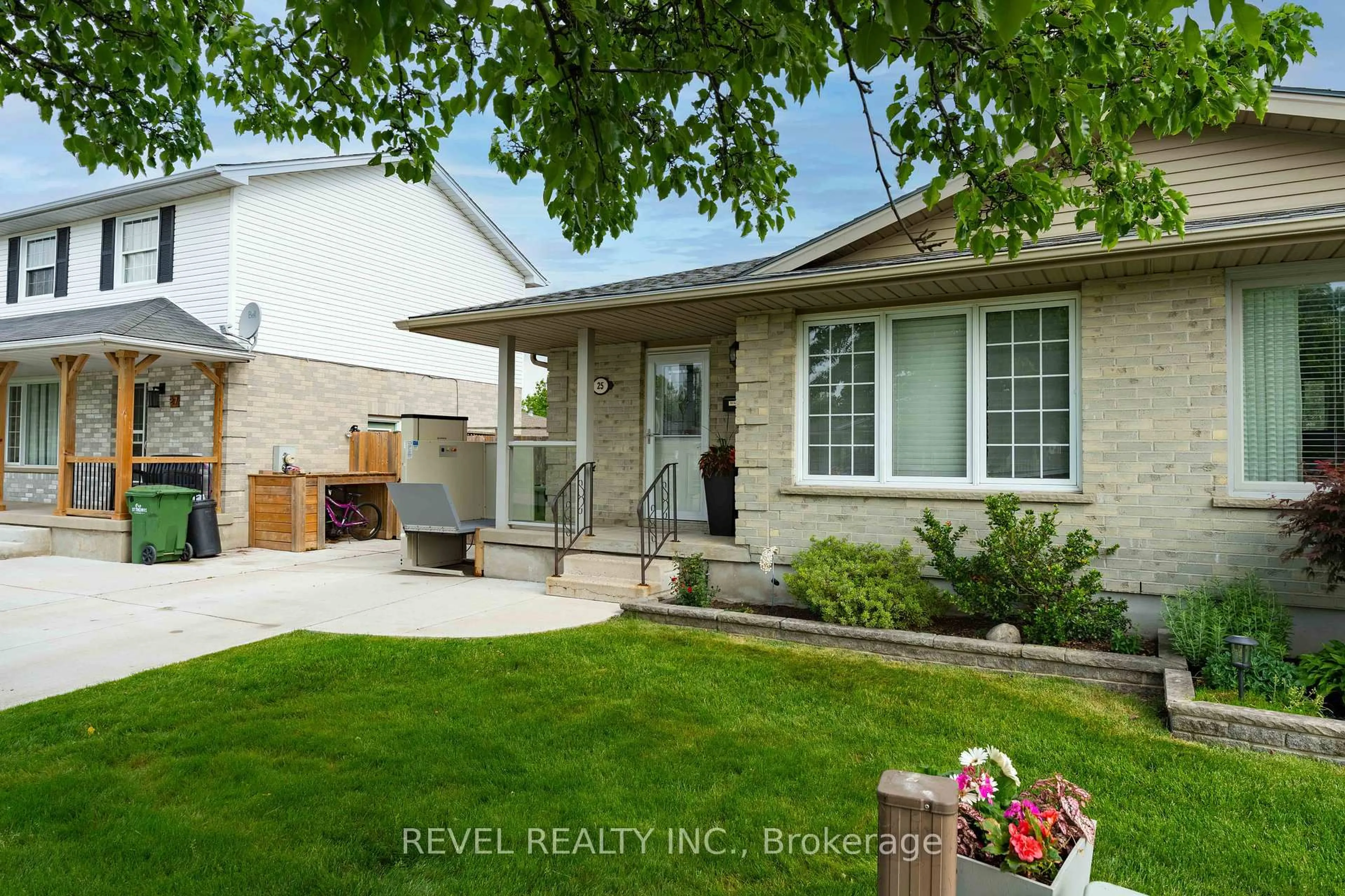 Home with vinyl exterior material, street for 25 Rodney Cres, St. Thomas Ontario N5R 6E1