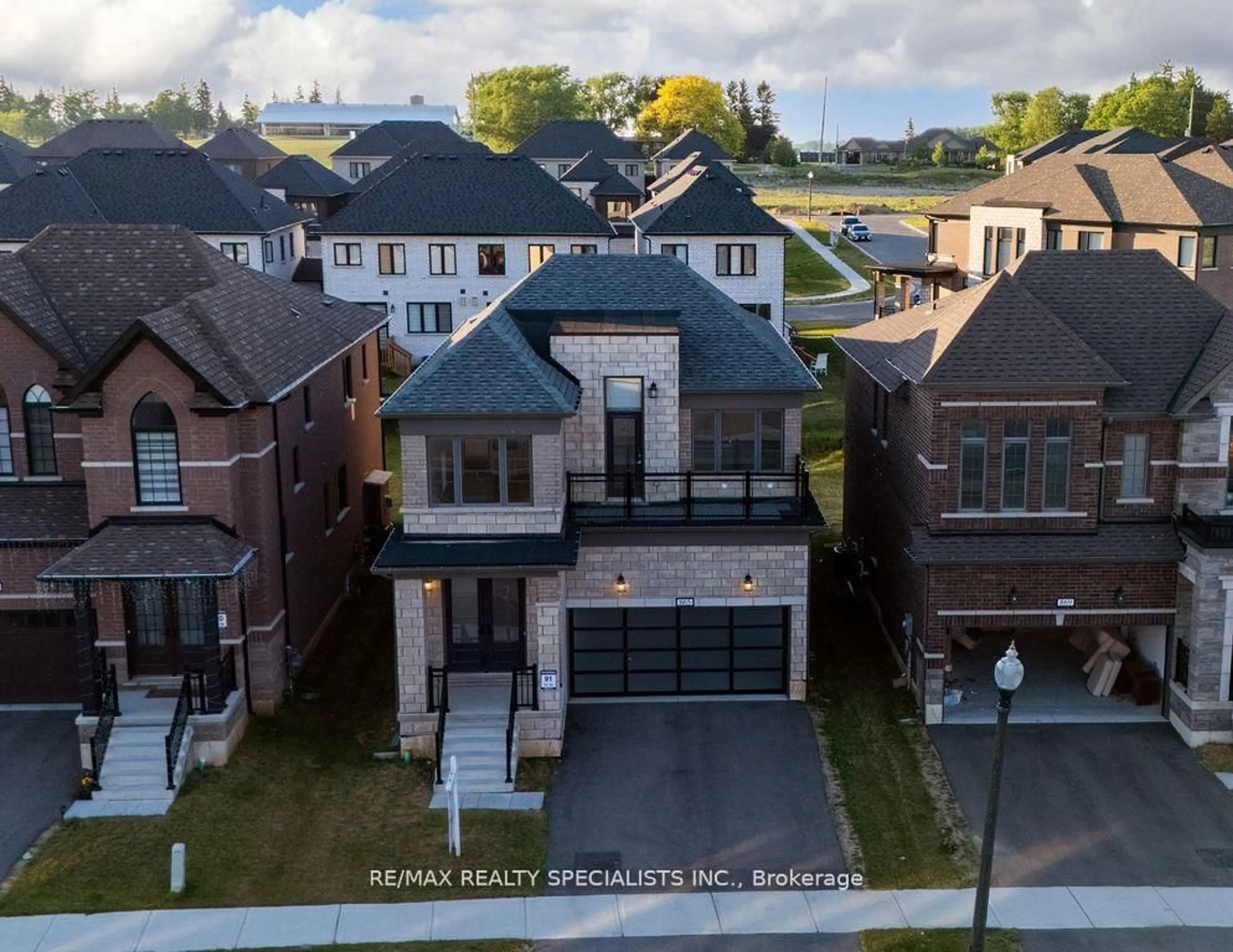 A pic from outside/outdoor area/front of a property/back of a property/a pic from drone, street for 865 Knights Lane, Woodstock Ontario N4T 0P7