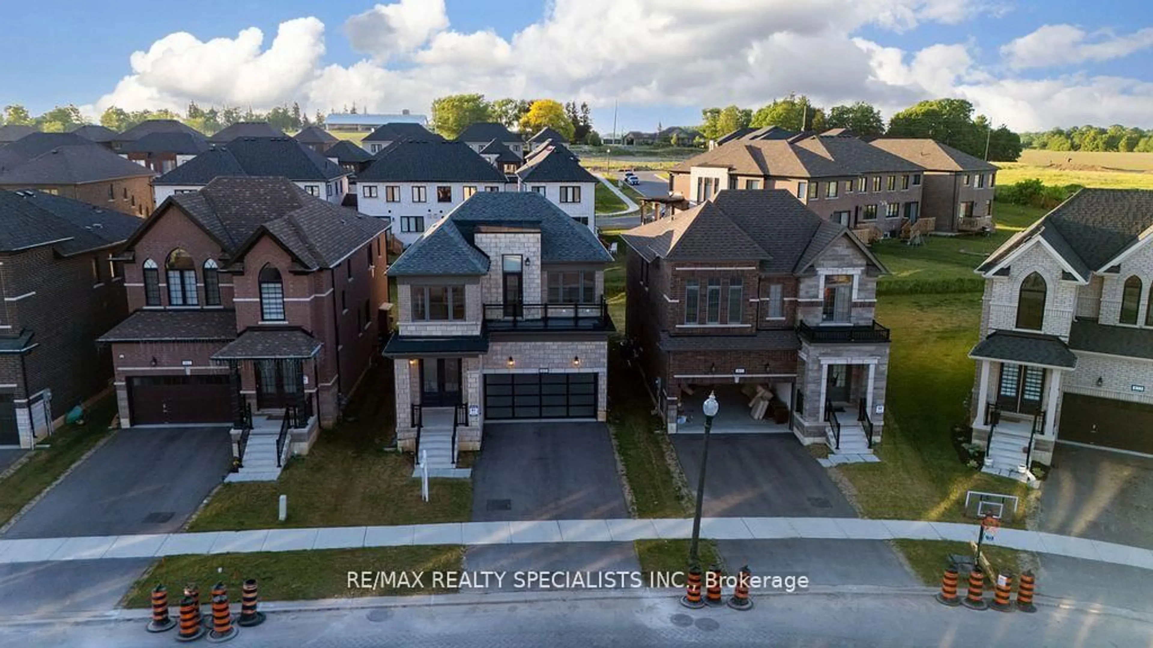 A pic from outside/outdoor area/front of a property/back of a property/a pic from drone, street for 865 Knights Lane, Woodstock Ontario N4T 0P7