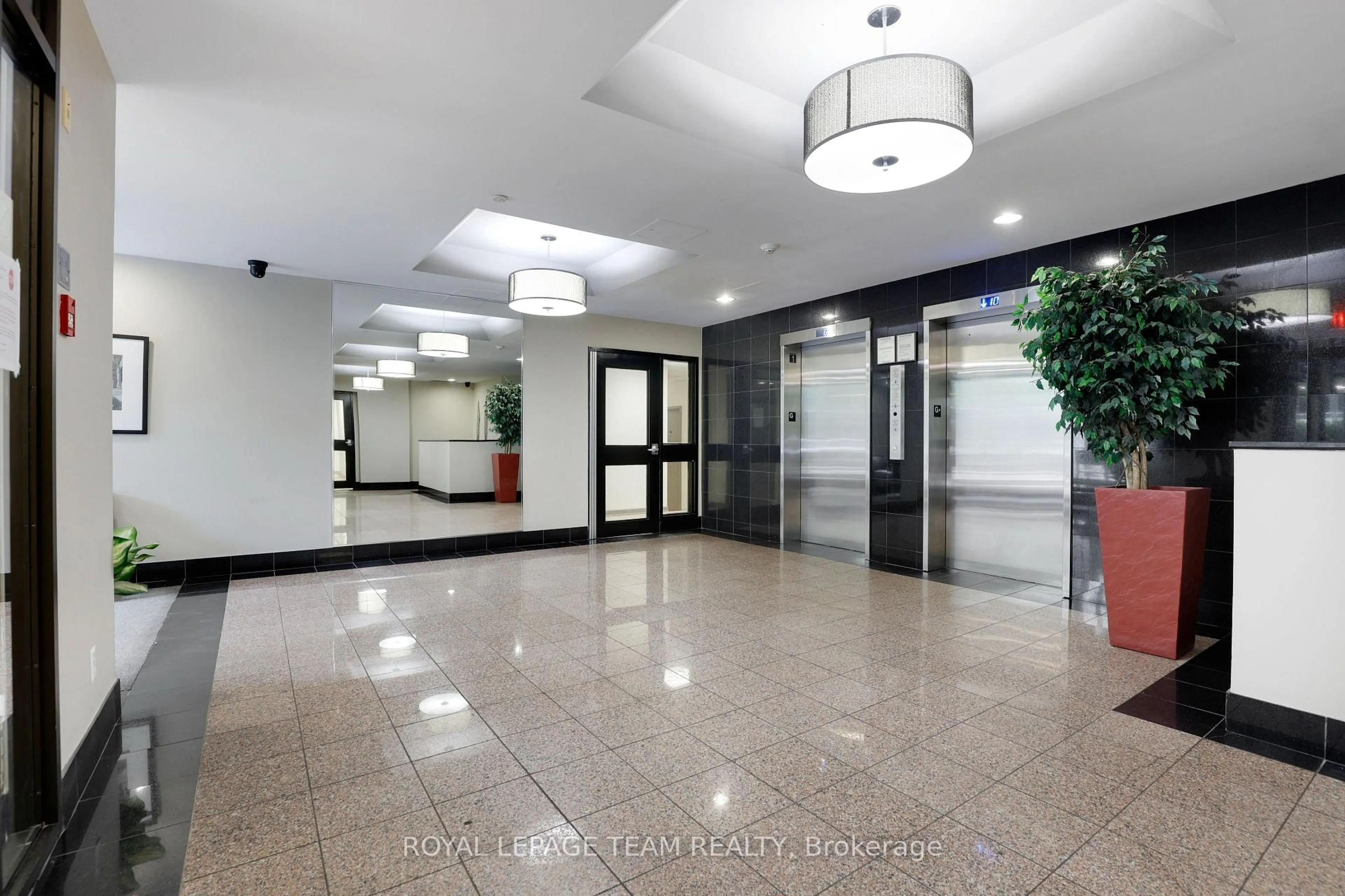 Indoor foyer for 110 Forward Ave #904, Ottawa Ontario K1Y 4S9