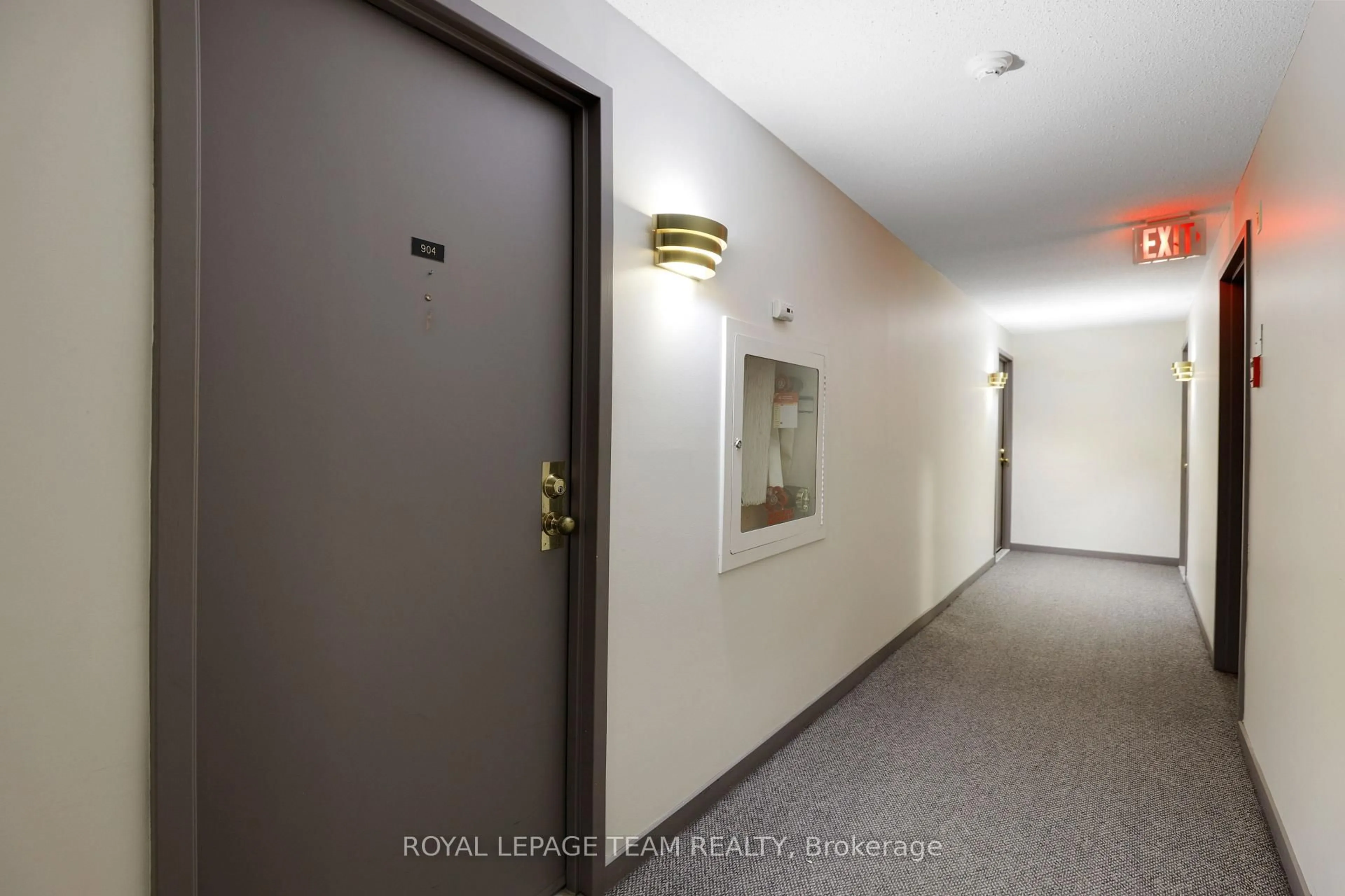 Indoor foyer for 110 Forward Ave #904, Ottawa Ontario K1Y 4S9
