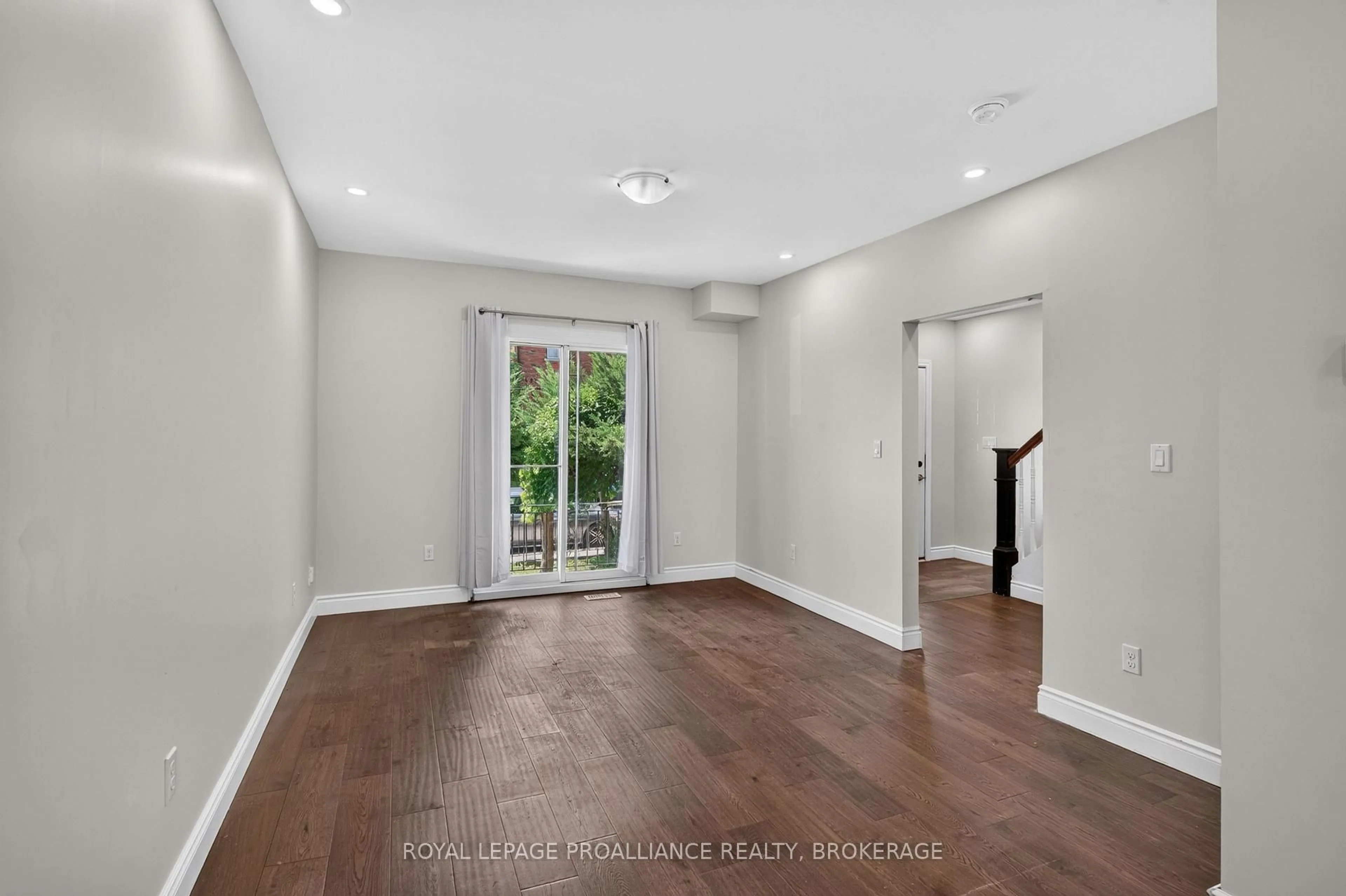 Indoor entryway for 69 John St, Kingston Ontario K7K 1T1