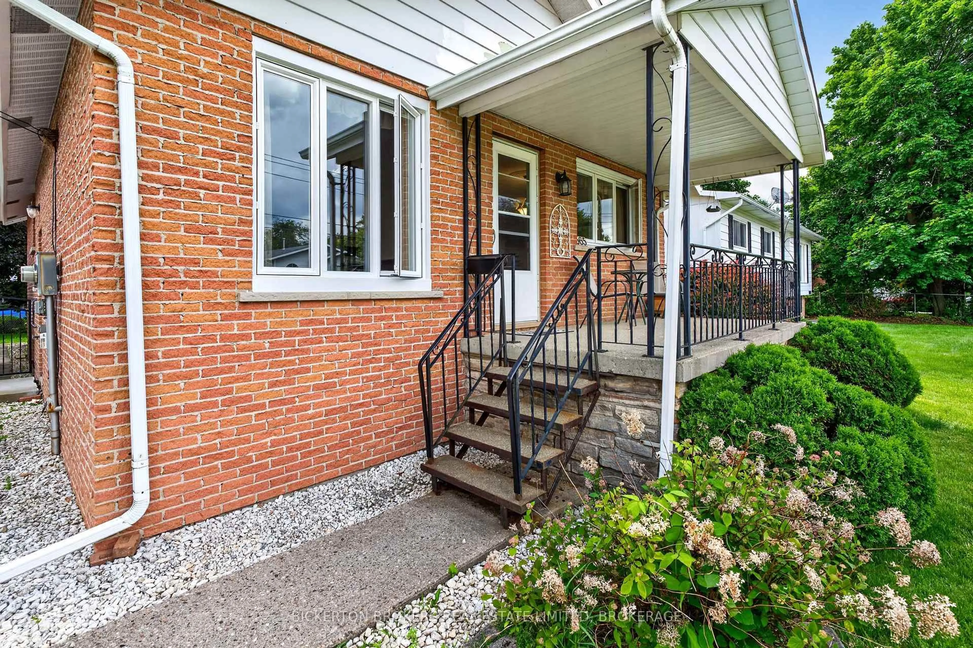 Unknown for 365 Oak St, Gananoque Ontario K7G 2R7