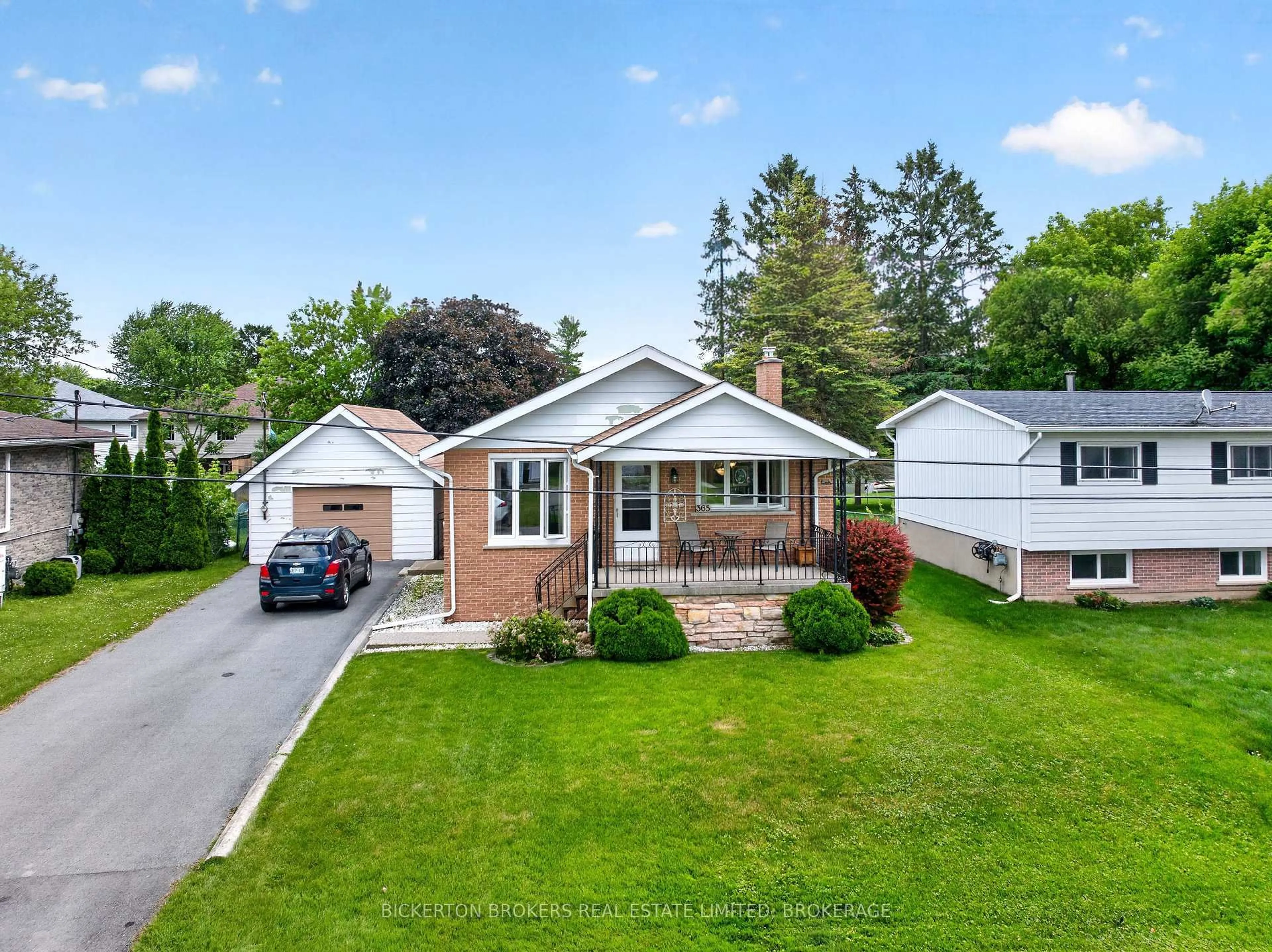 A pic from outside/outdoor area/front of a property/back of a property/a pic from drone, street for 365 Oak St, Gananoque Ontario K7G 2R7