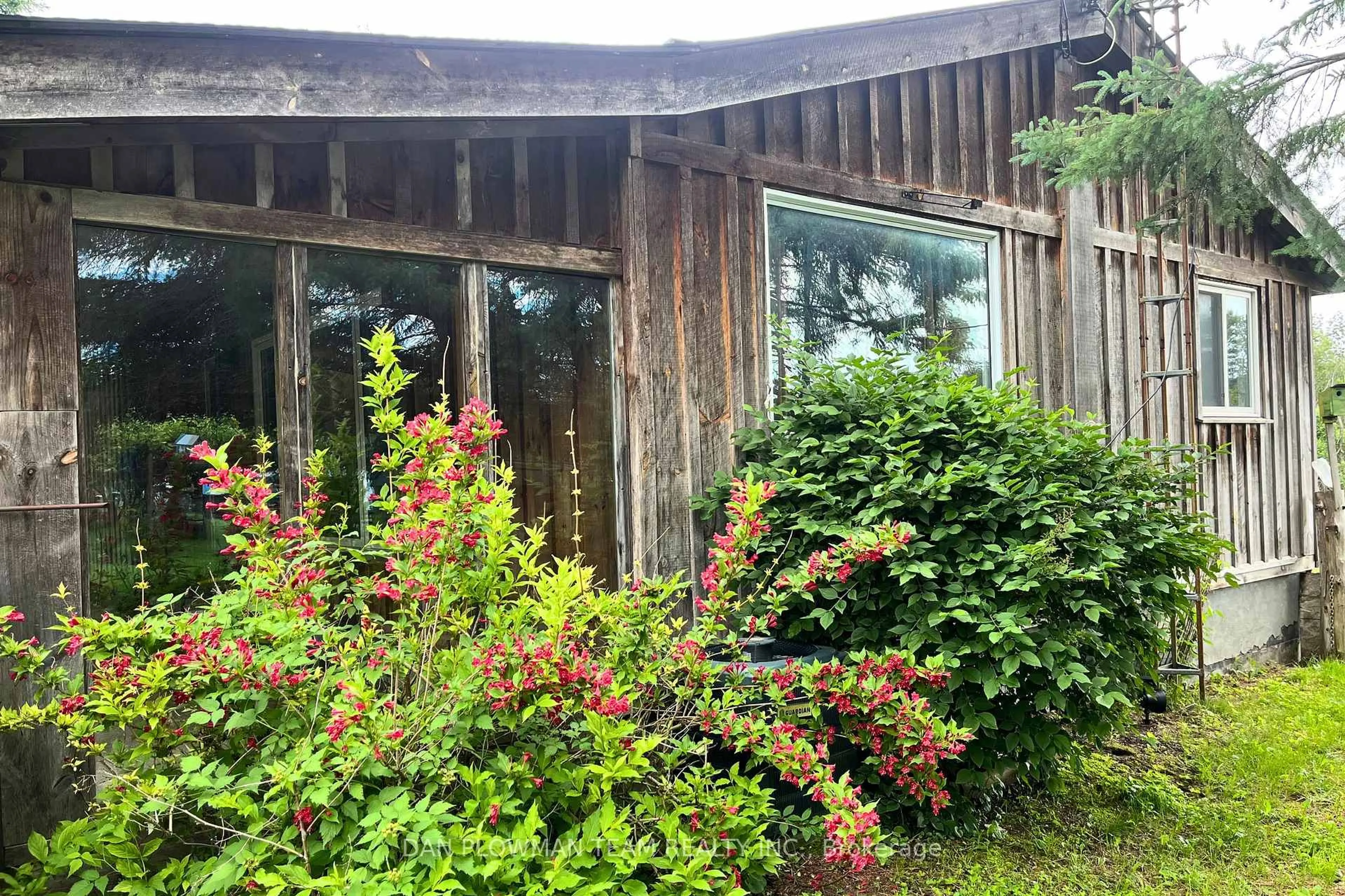 Patio, building for 321 Sandy Flats Rd, Trent Hills Ontario K0K 2X0