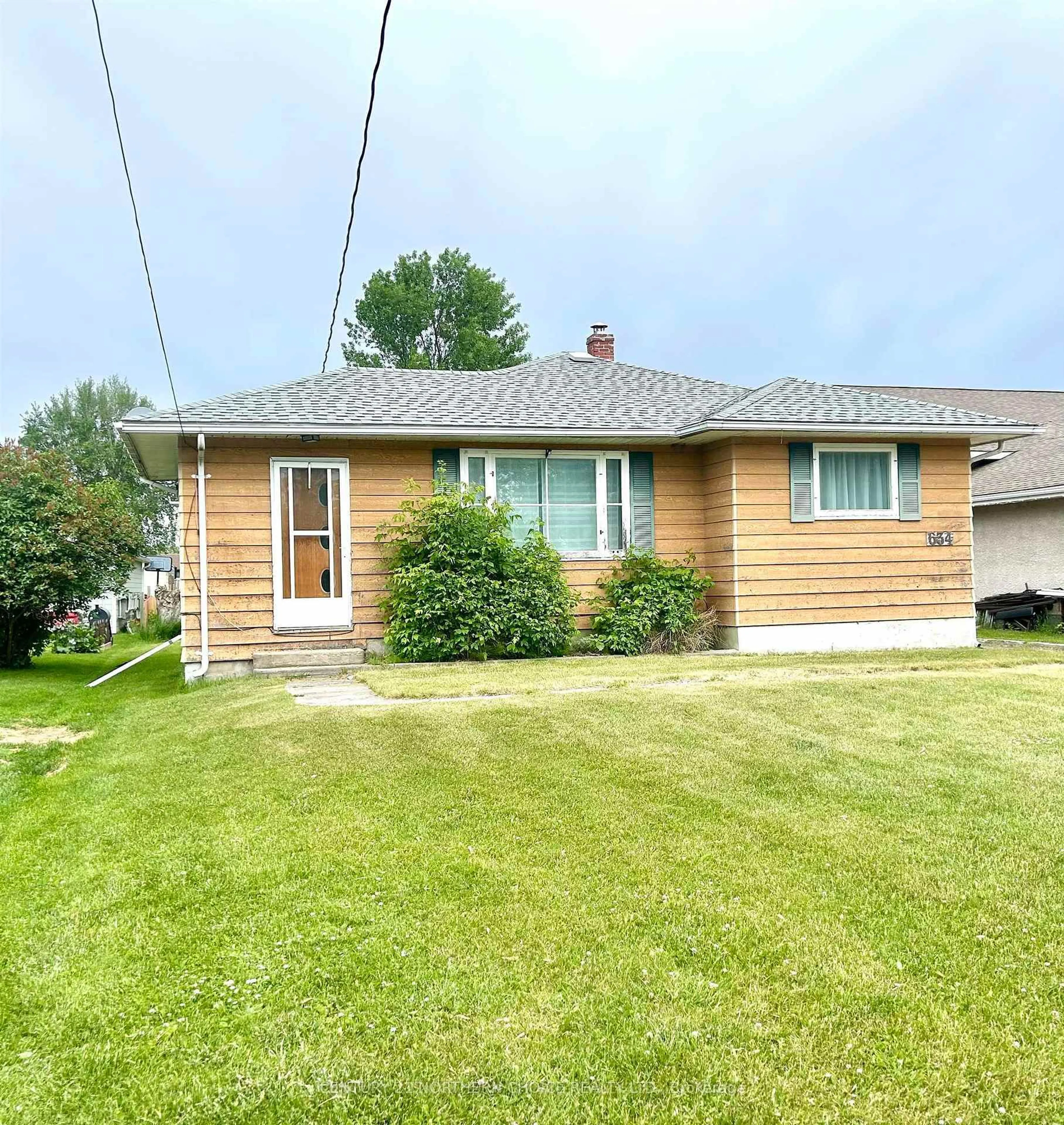 Home with vinyl exterior material, street for 634 Riverview Drive, Fort Frances Ontario P9A 2W2