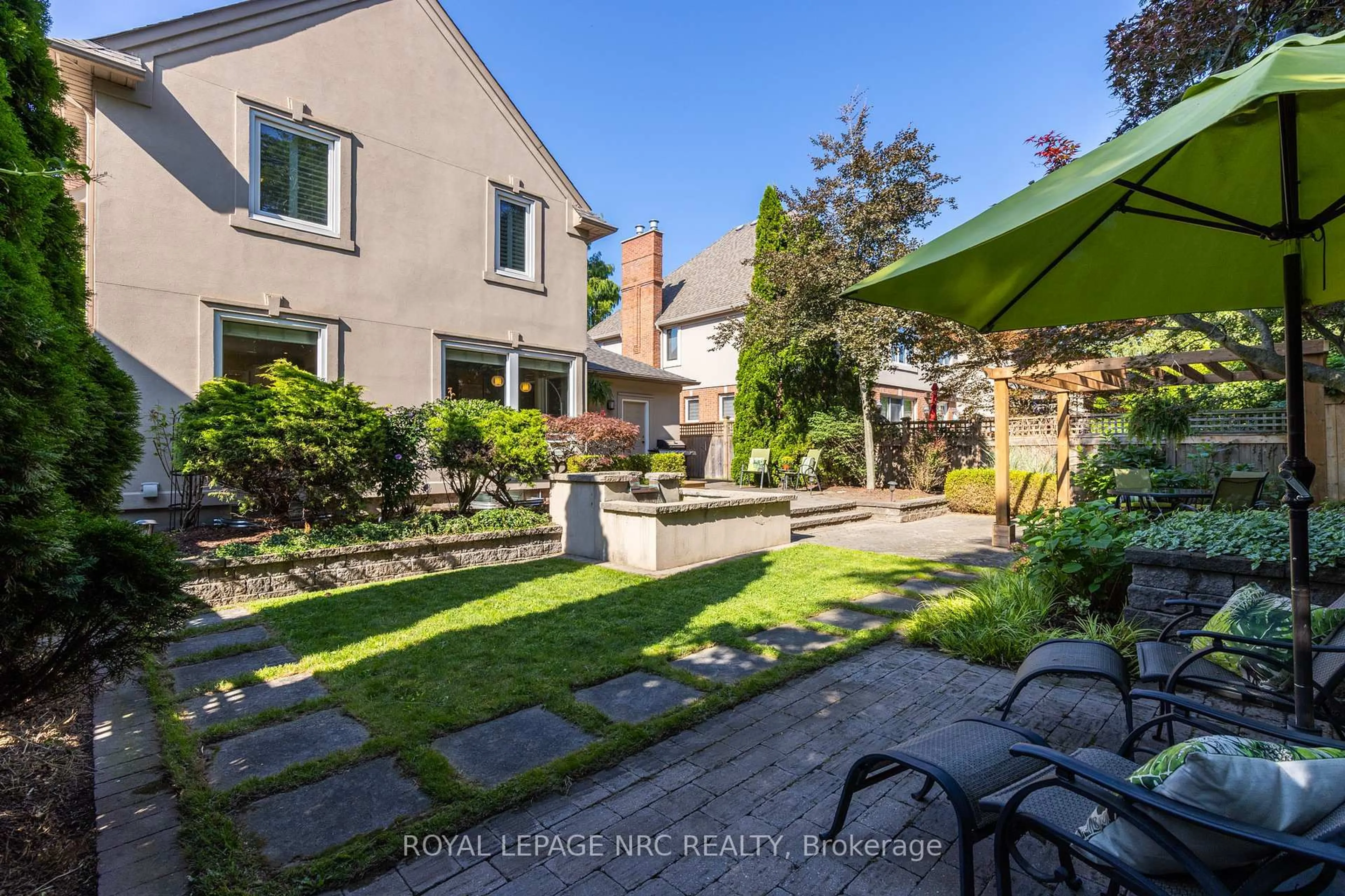 Patio, street for 328 Niagara Blvd, Niagara-on-the-Lake Ontario L0S 1J0