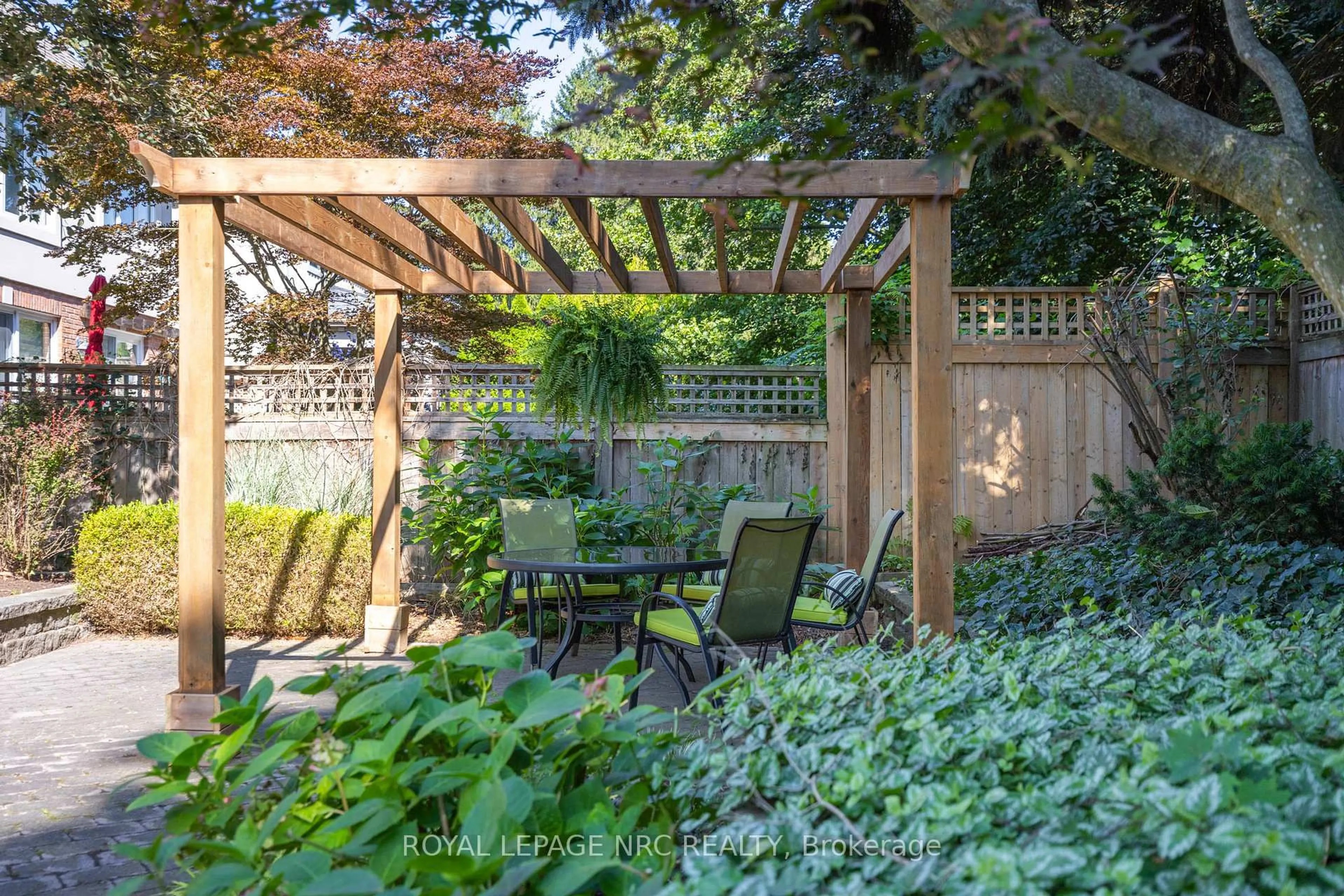 Patio, street for 328 Niagara Blvd, Niagara-on-the-Lake Ontario L0S 1J0
