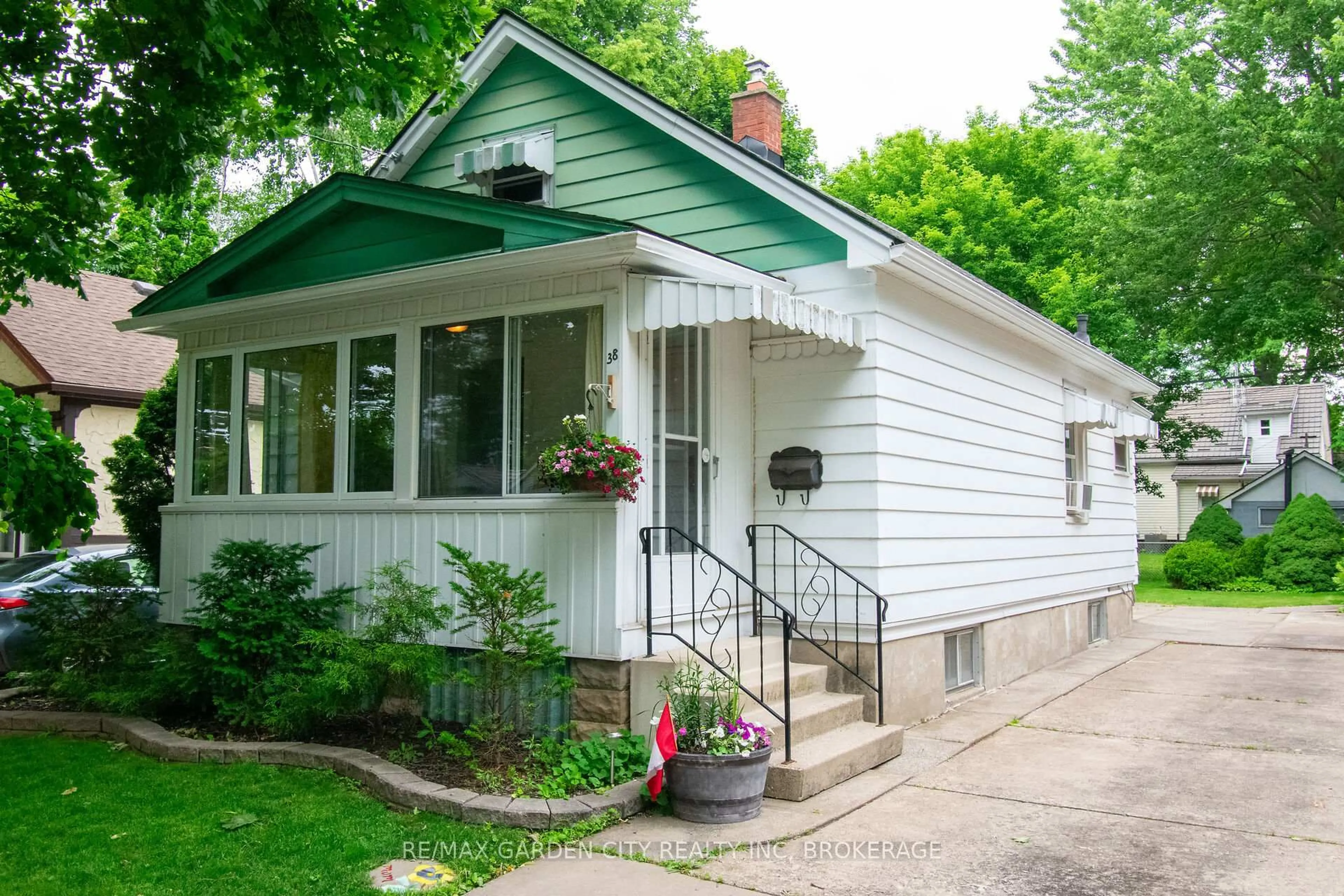 Home with vinyl exterior material, street for 38 Mildred Ave, St. Catharines Ontario L2R 6J1