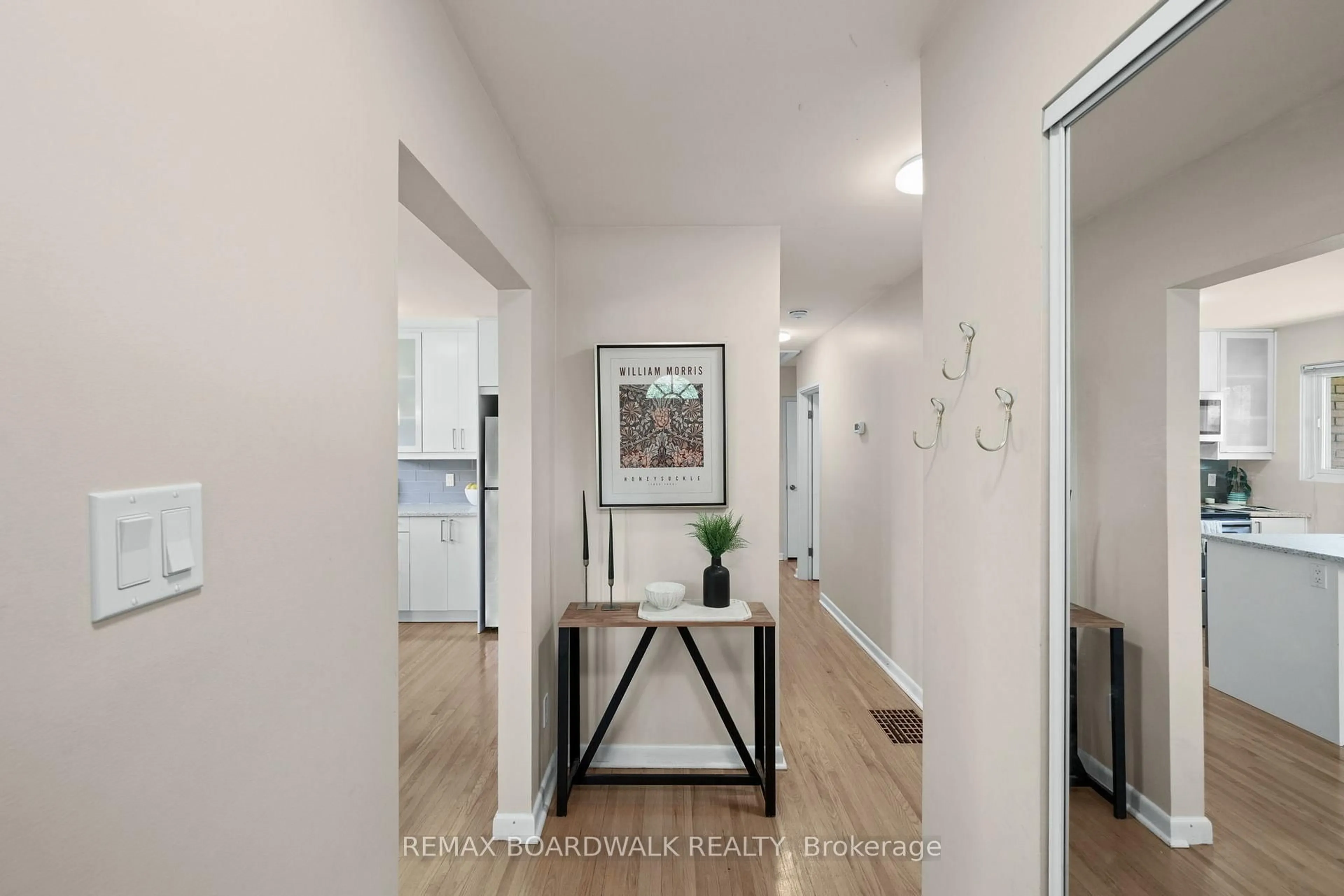 Indoor entryway for 1311 Adirondack Dr, Ottawa Ontario K2C 2V7