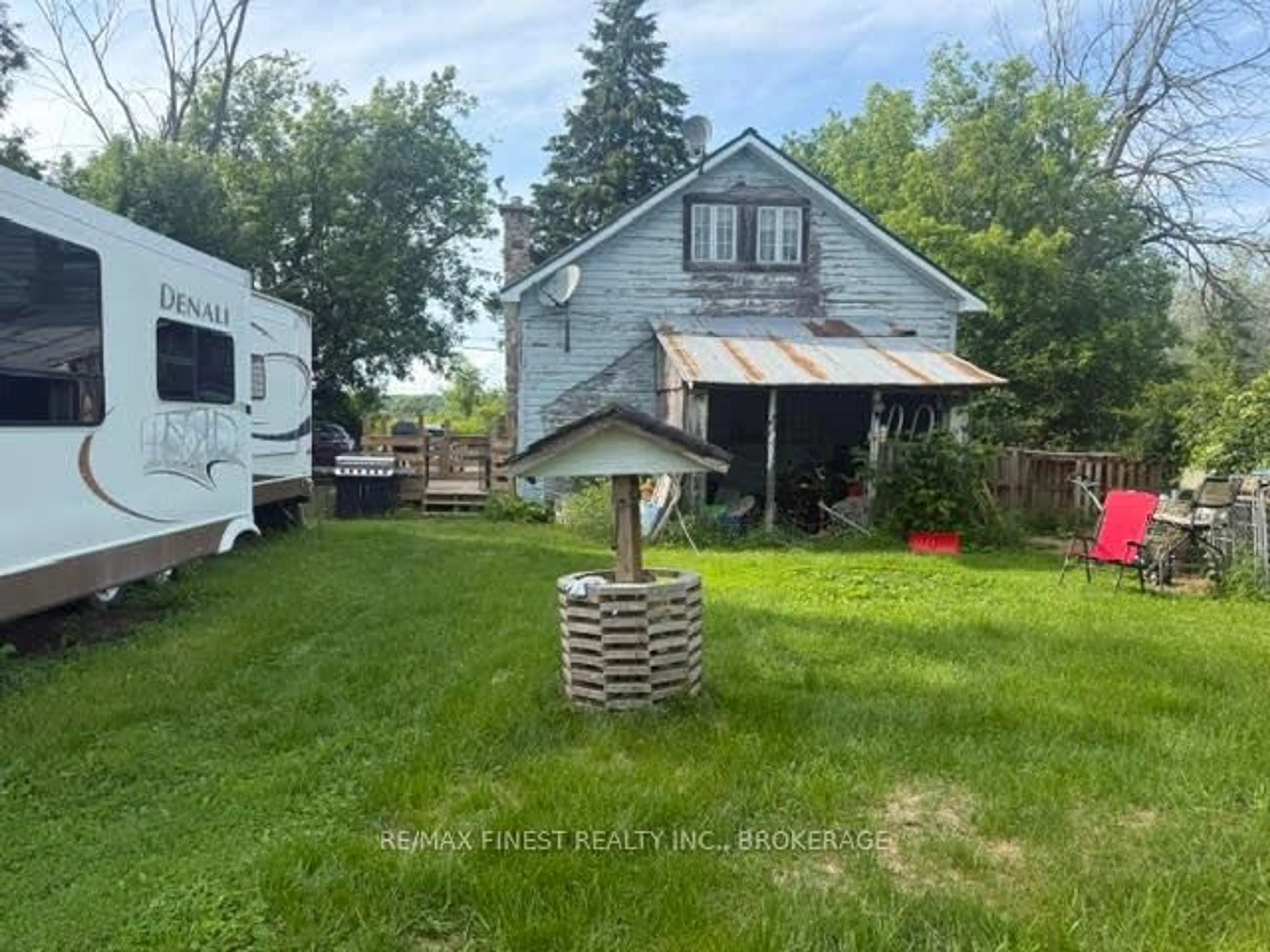 A pic from outside/outdoor area/front of a property/back of a property/a pic from drone, street for 4556 Milburn Rd, Battersea Ontario K0H 1H0