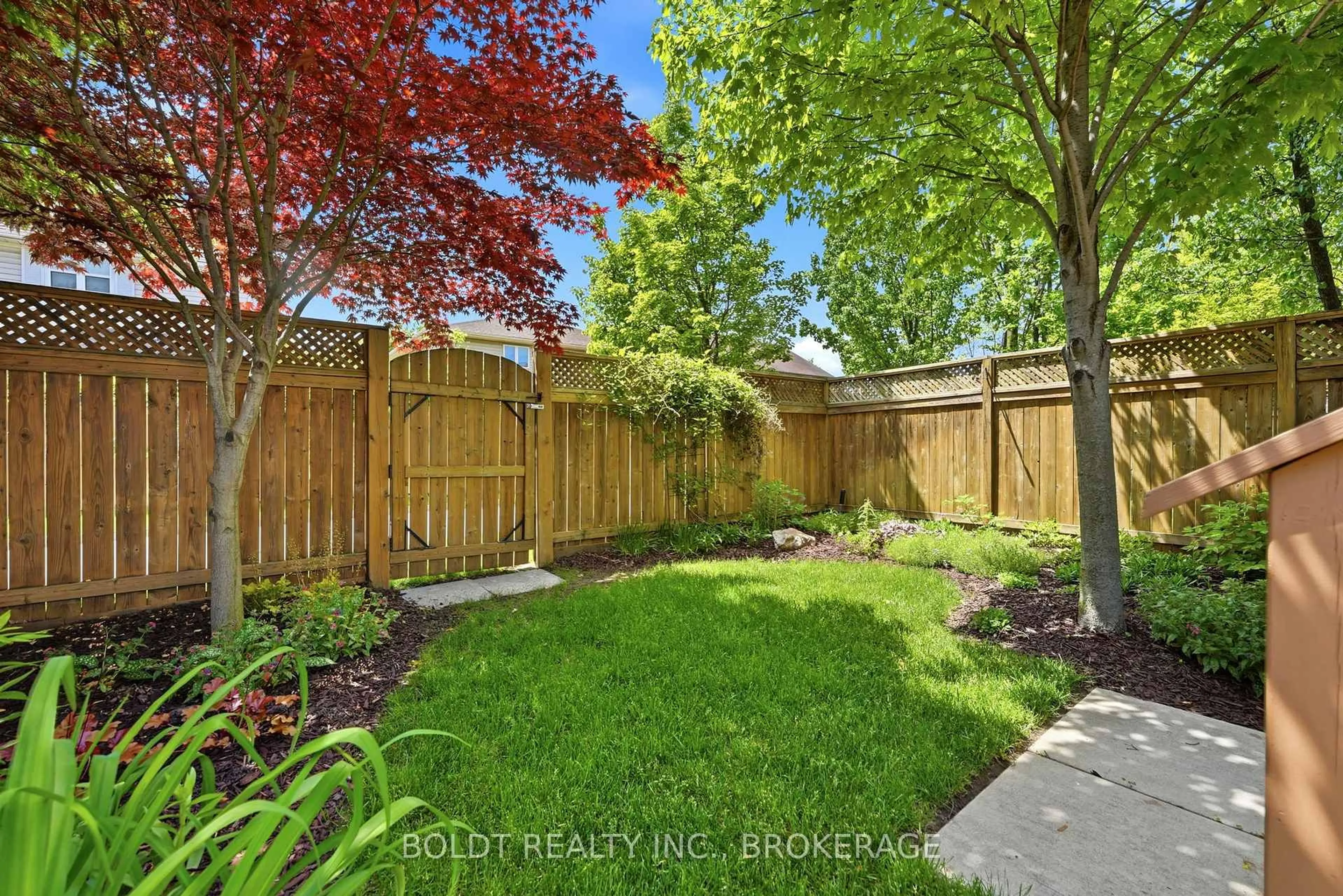 Patio, street for 77 Erion Rd #14, St. Catharines Ontario L2W 1B4