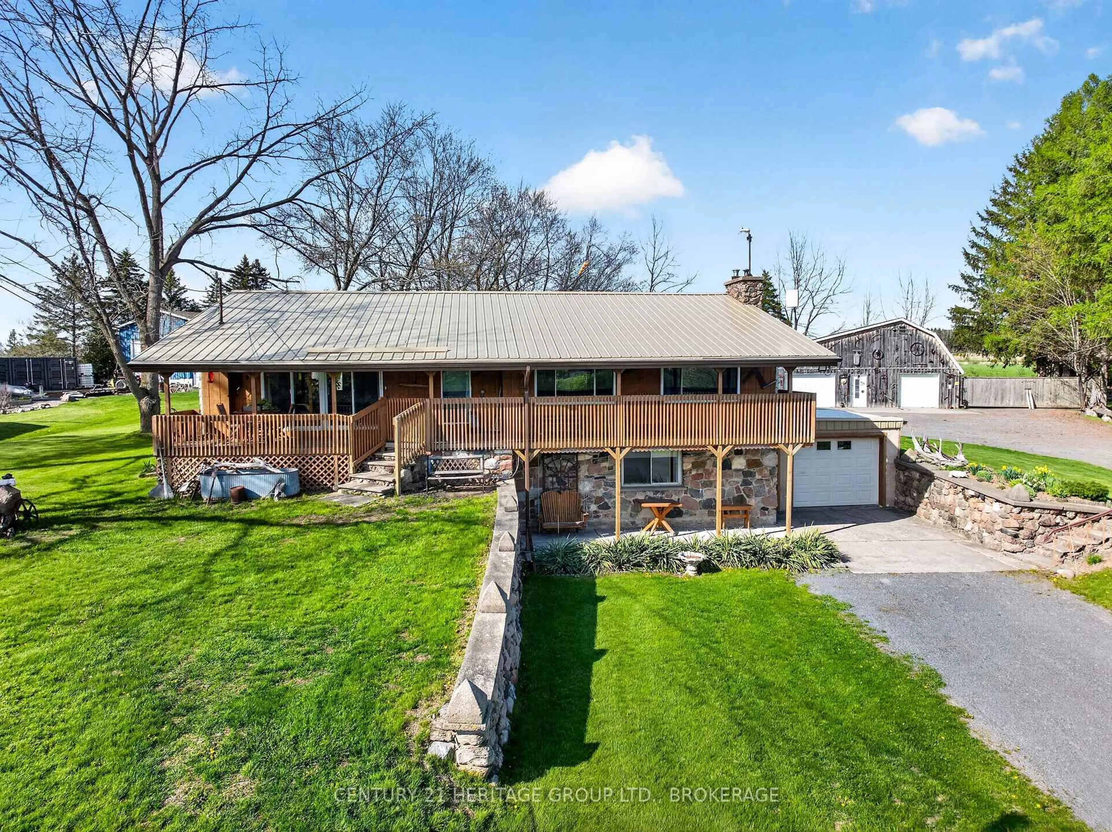 A pic from outside/outdoor area/front of a property/back of a property/a pic from drone, unknown for 217 Wellington St, Bath Ontario K0H 1G0