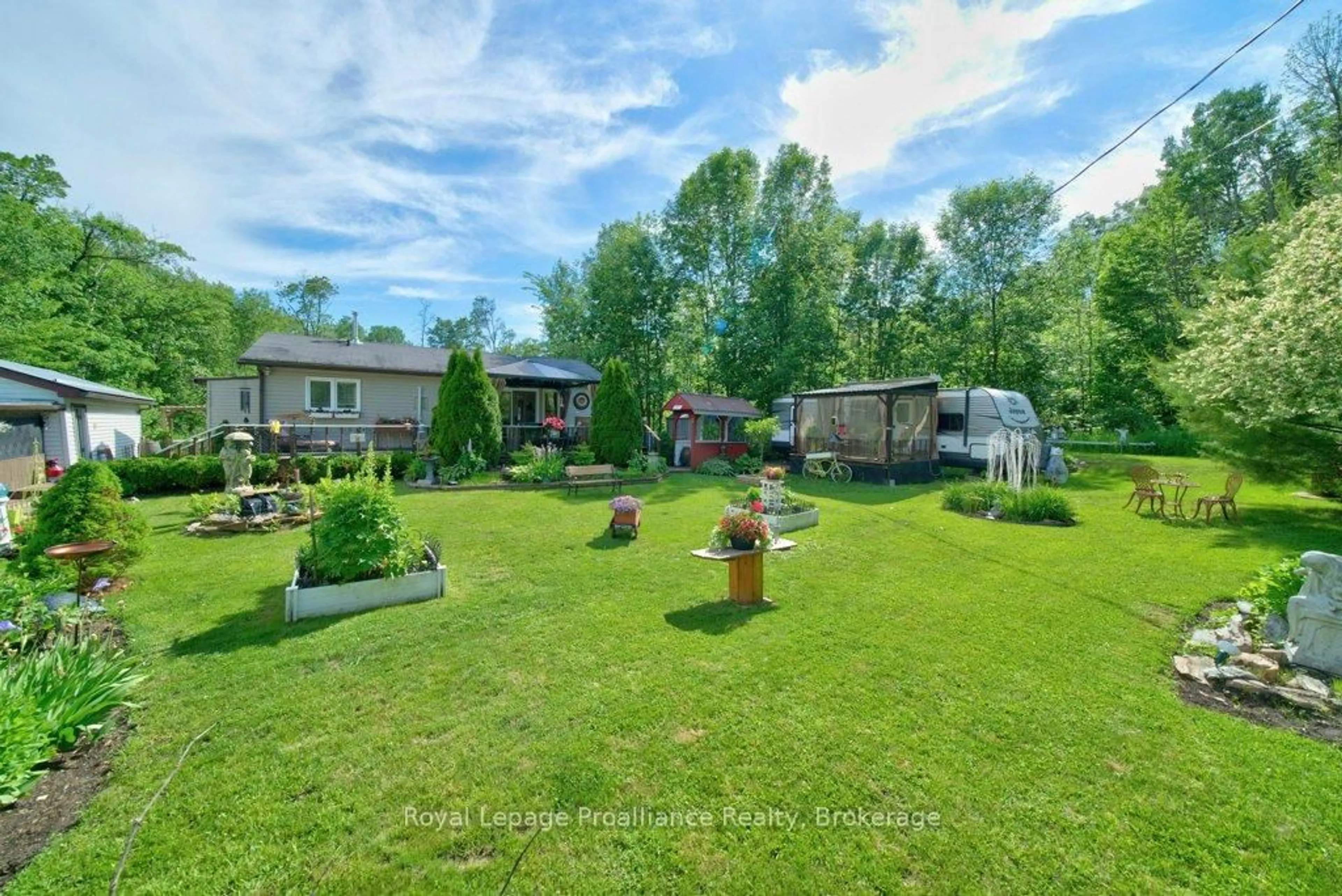A pic from outside/outdoor area/front of a property/back of a property/a pic from drone, unknown for 1012 Lakeshore Dr, Arden Ontario K0H 1B0