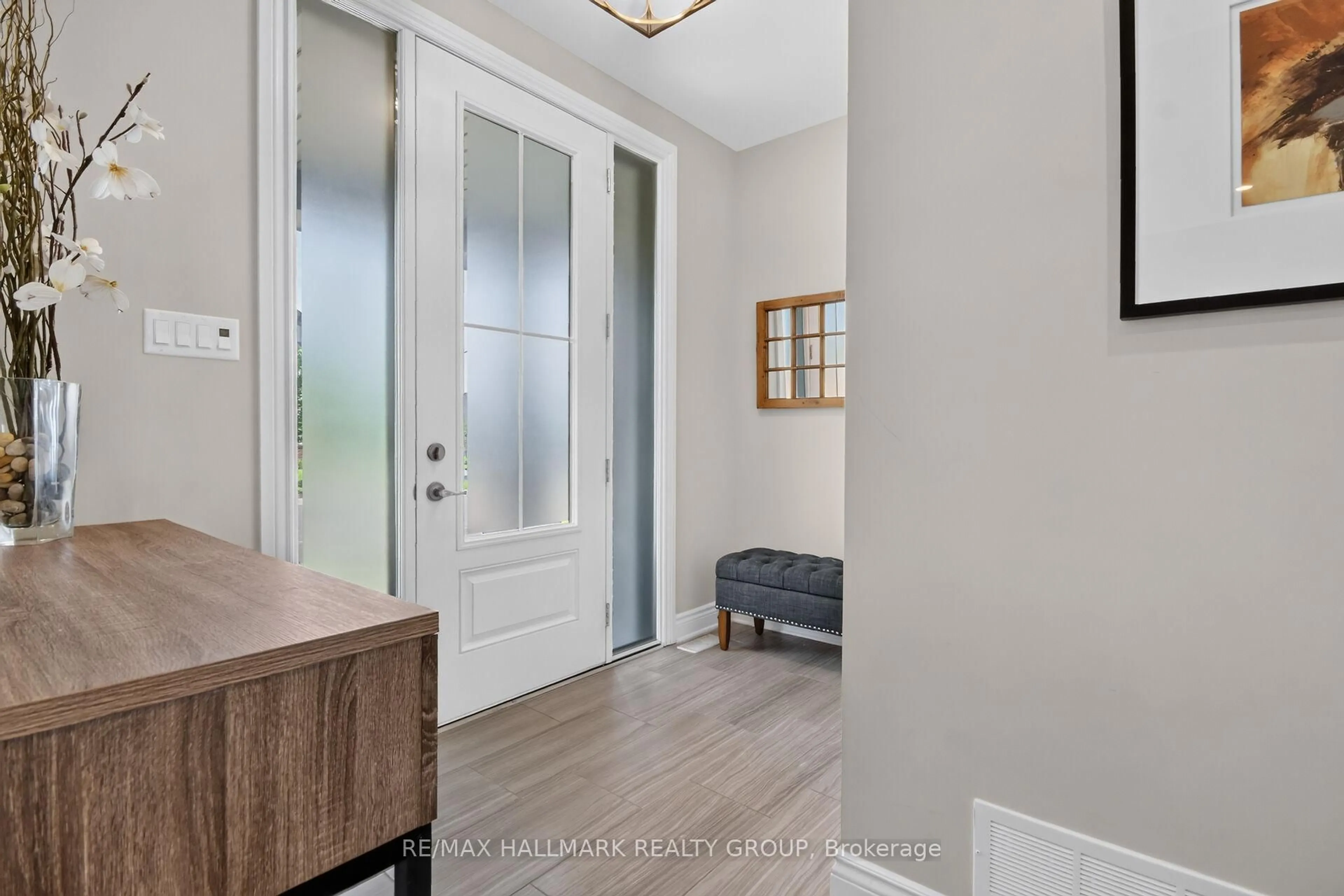 Indoor entryway for 569 Chriscraft Way, Manotick Ontario K4M 1J8