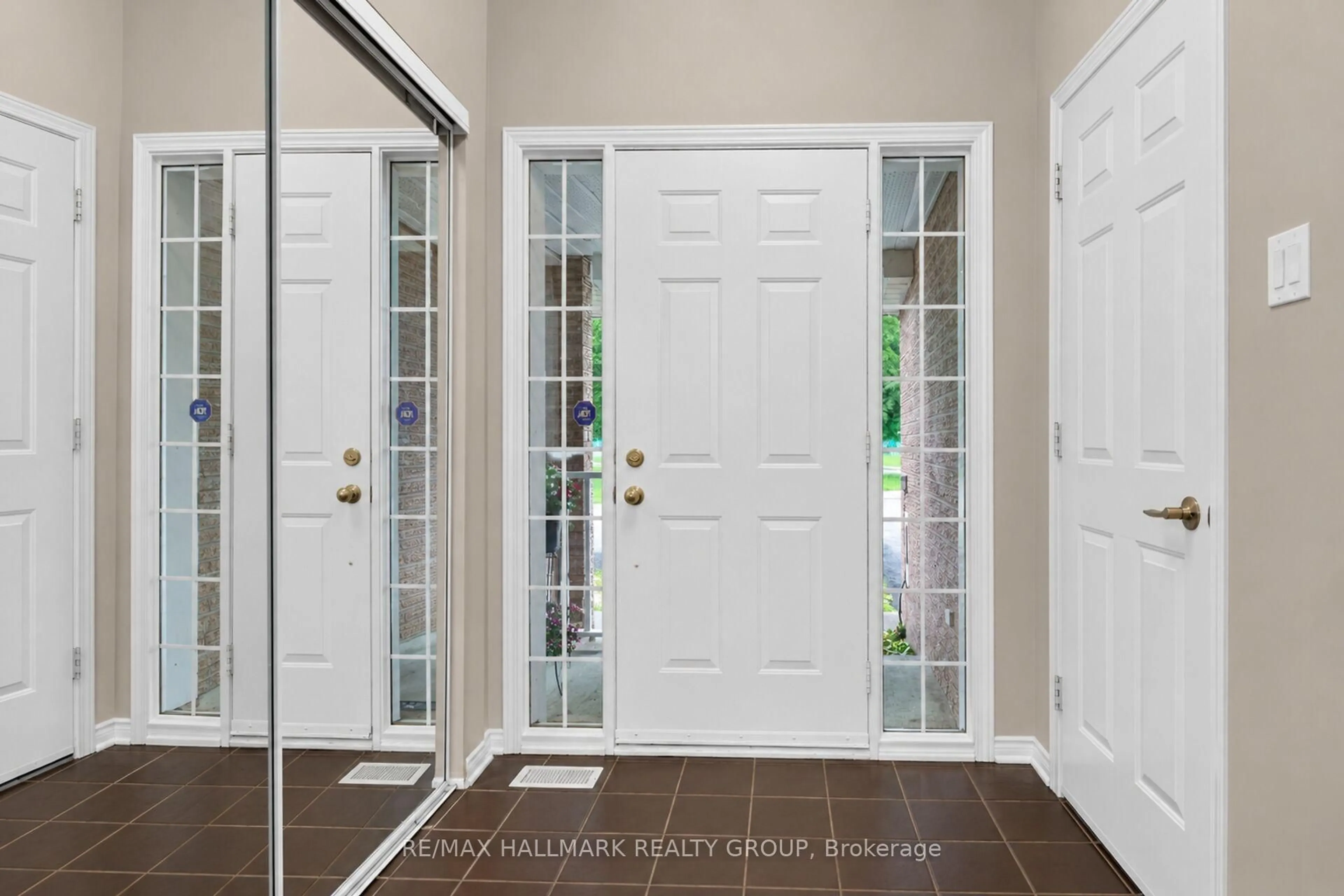Indoor entryway for 66 Woodgate Way, Ottawa Ontario K2J 4E6