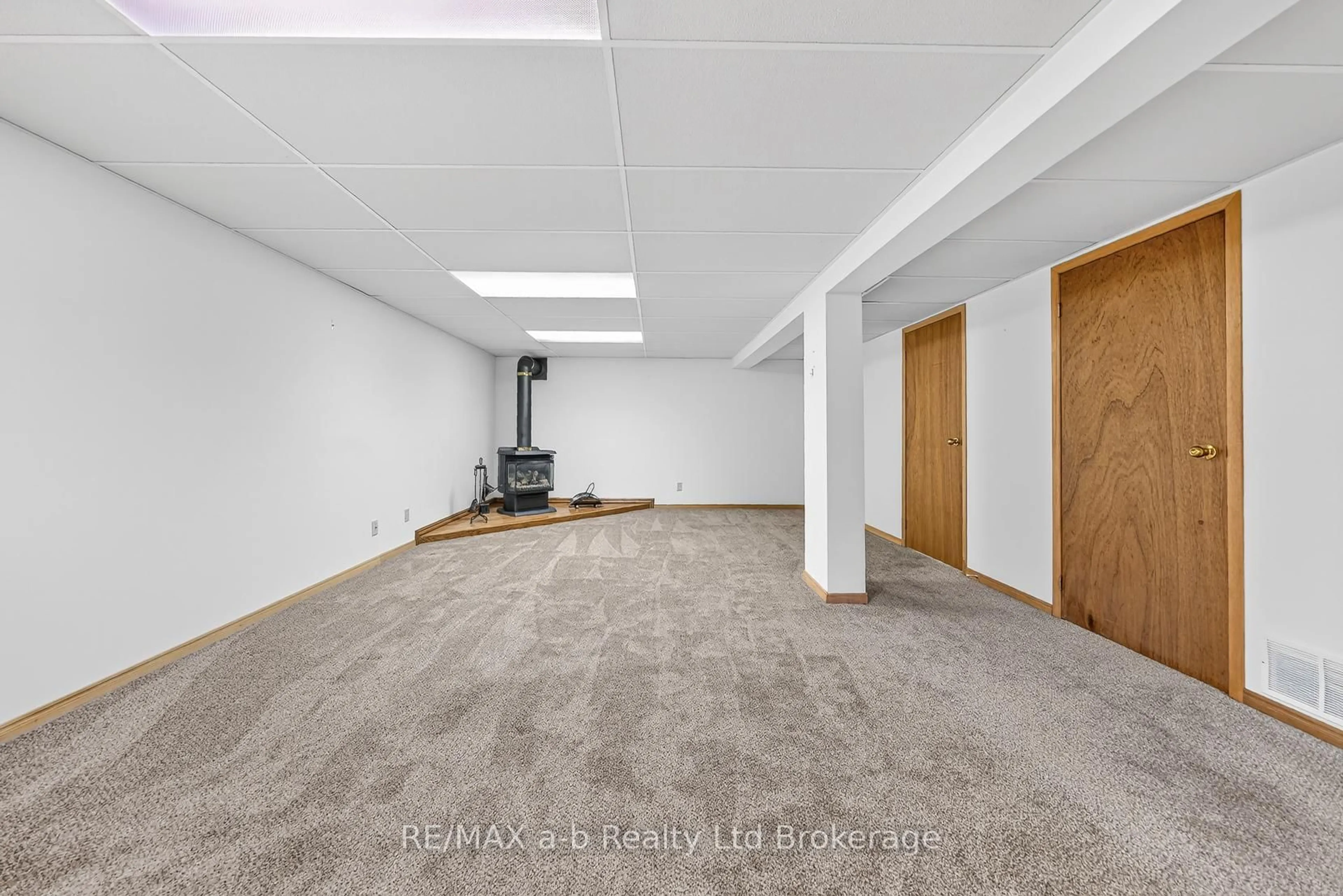 A pic of a room for 42 Princess Park Rd, Ingersoll Ontario N5C 1X8