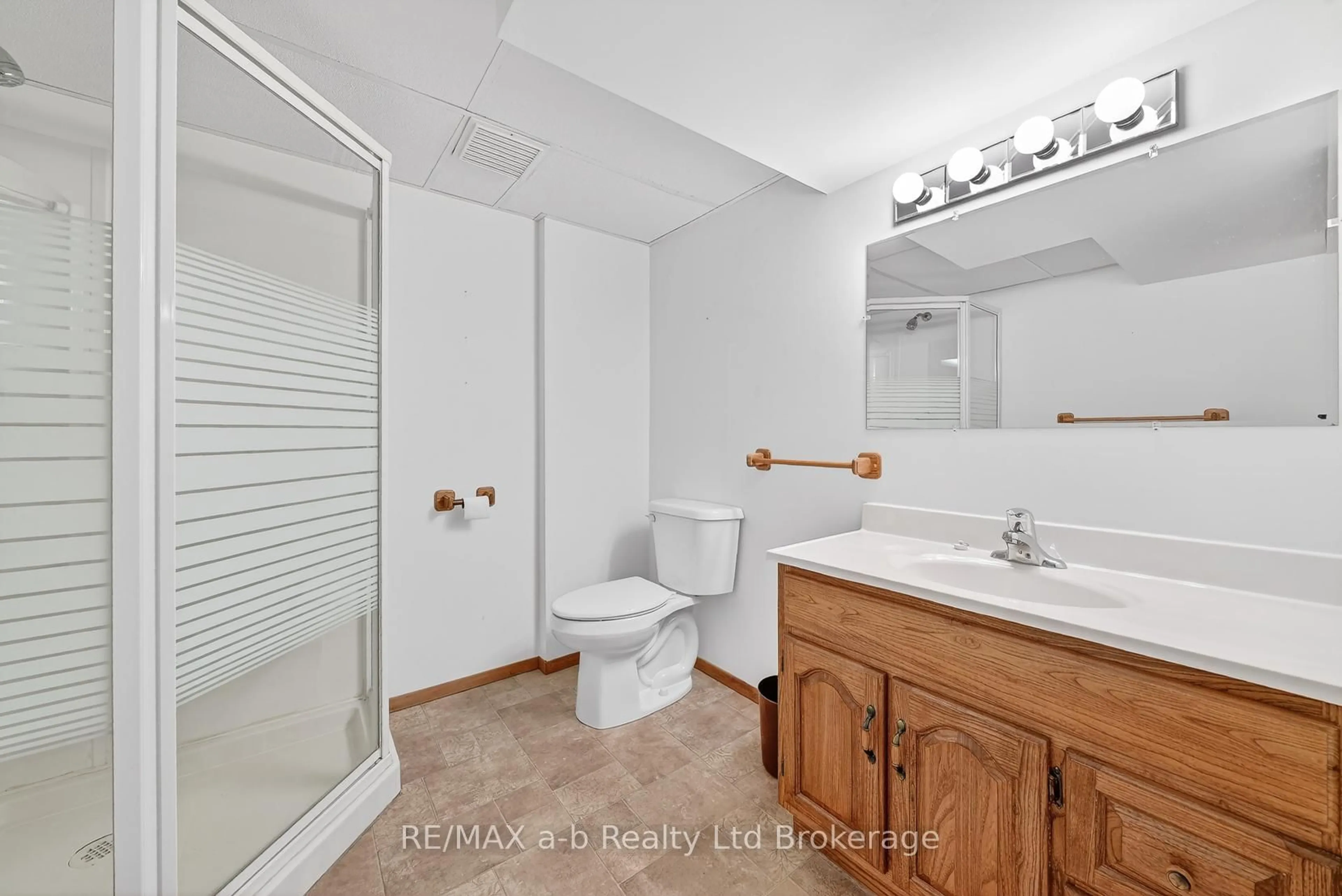 Standard bathroom, ceramic/tile floor for 42 Princess Park Rd, Ingersoll Ontario N5C 1X8
