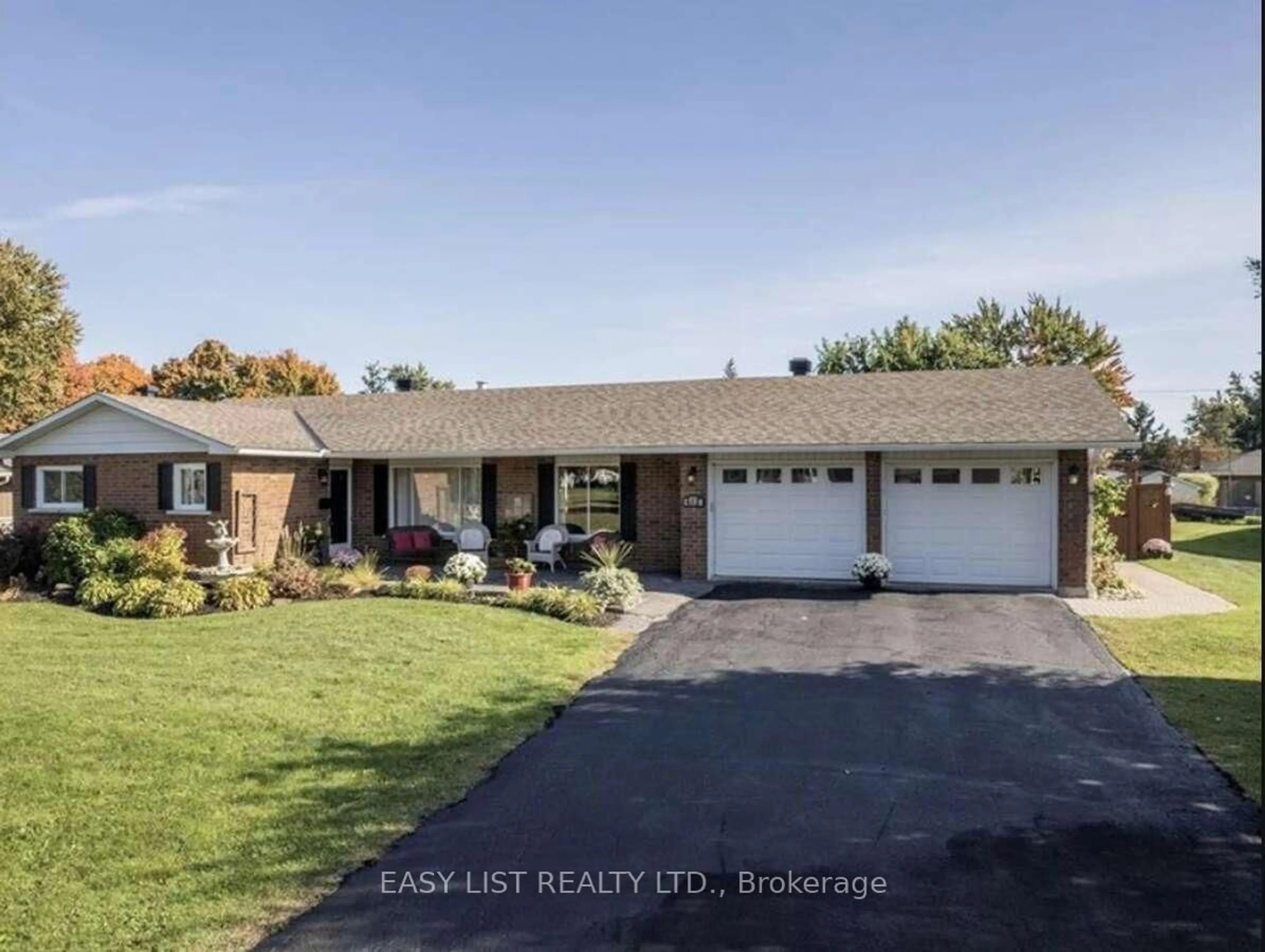 A pic from outside/outdoor area/front of a property/back of a property/a pic from drone, street for 612 Virginia St, South Stormont Ontario K6K 1R5