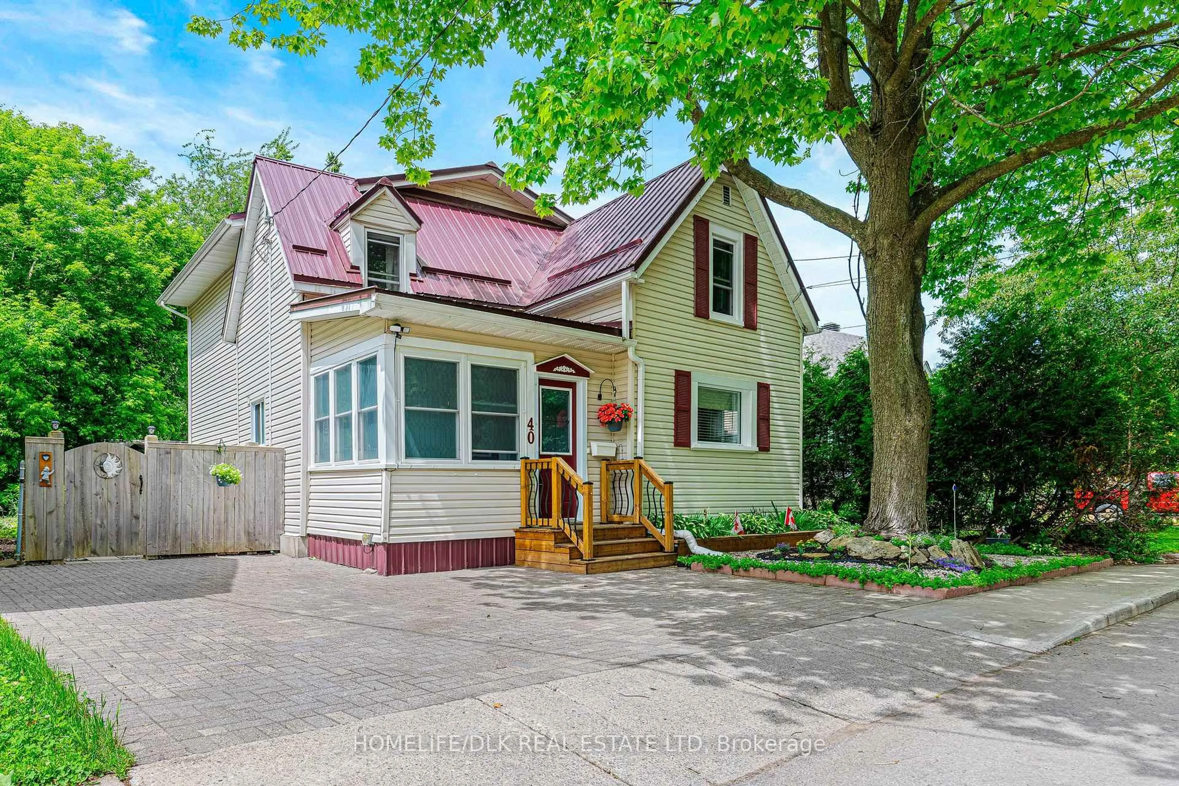 Home with vinyl exterior material, street for 40 Hartley St, Brockville Ontario K6V 3N5