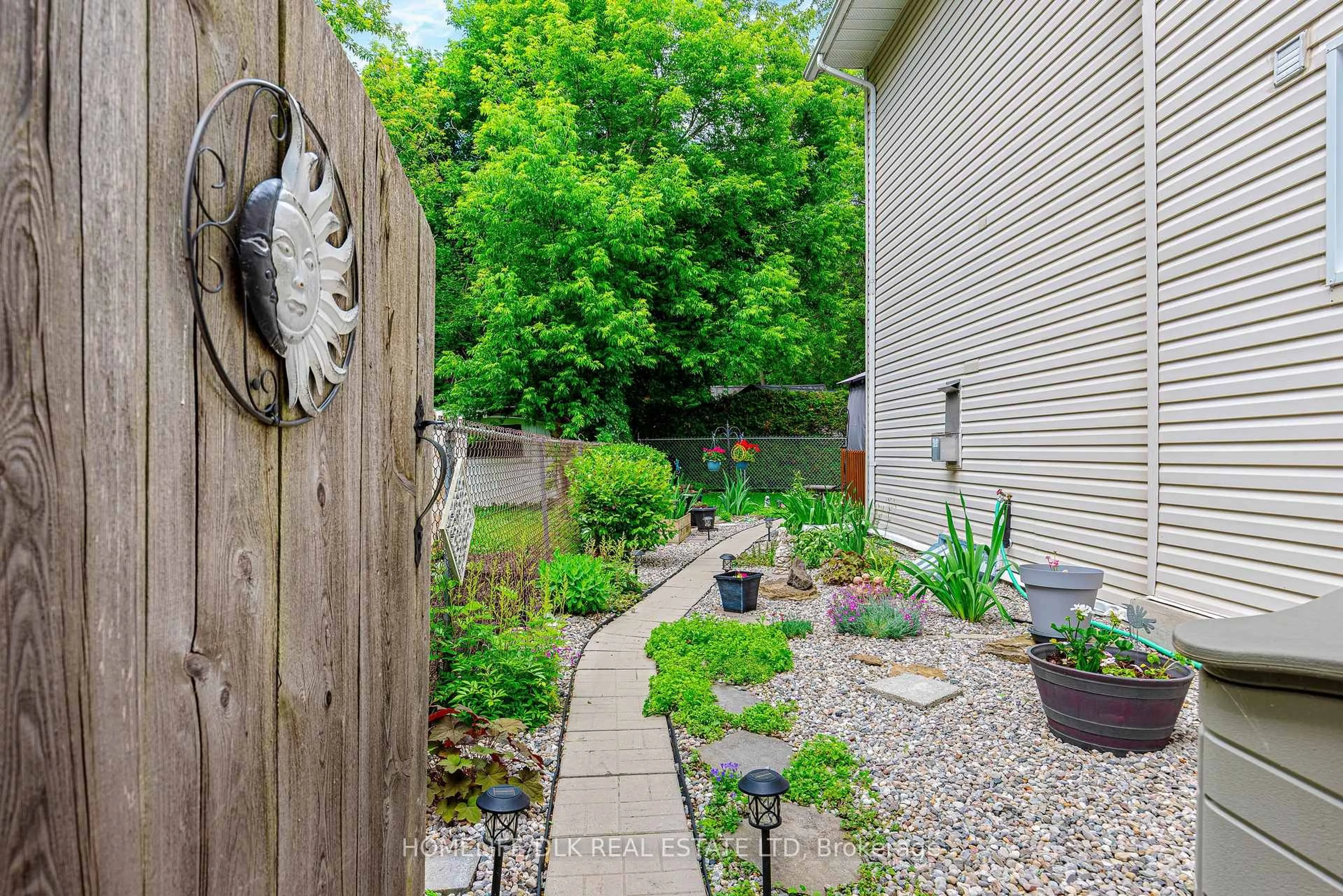 Patio, street for 40 Hartley St, Brockville Ontario K6V 3N5