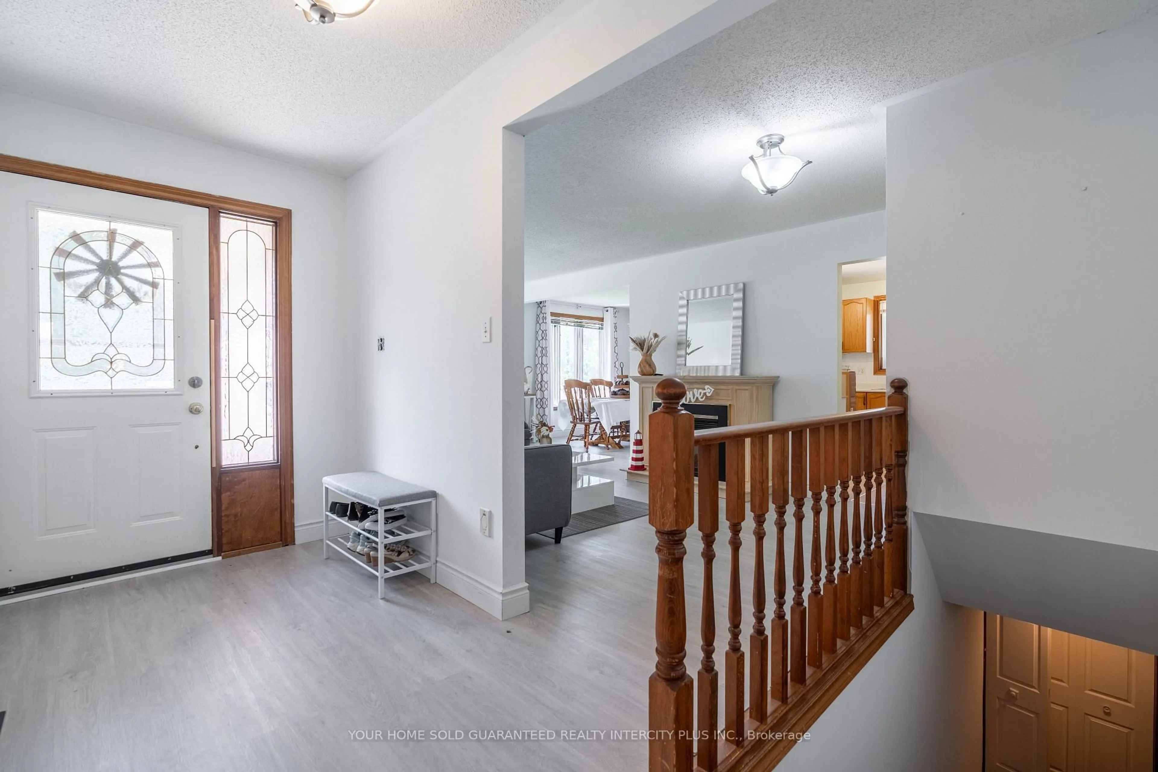 Indoor foyer for 19 Windsor Dr, Brant Ontario N0E 1N0