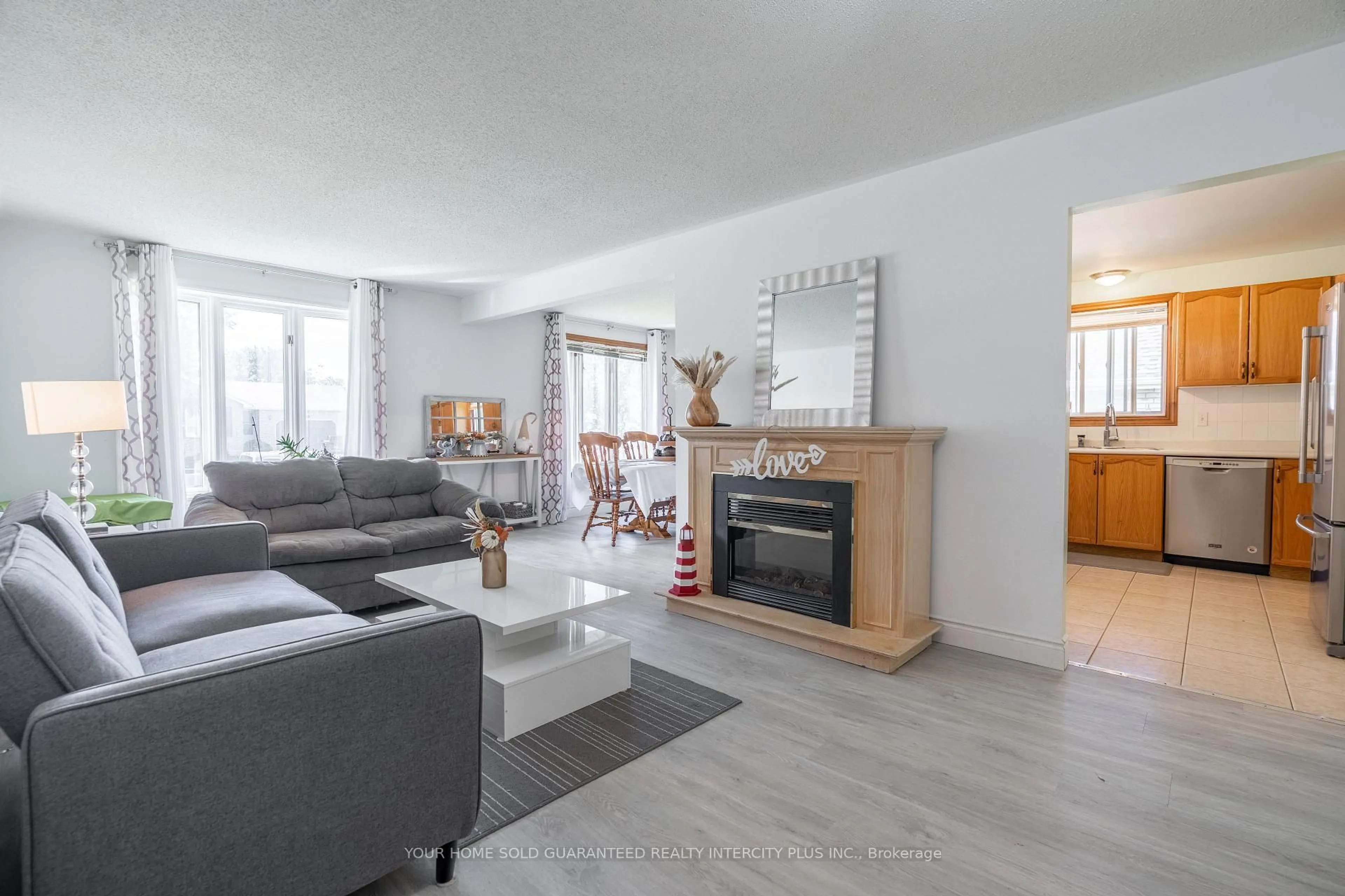 Living room with furniture, unknown for 19 Windsor Dr, Brant Ontario N0E 1N0