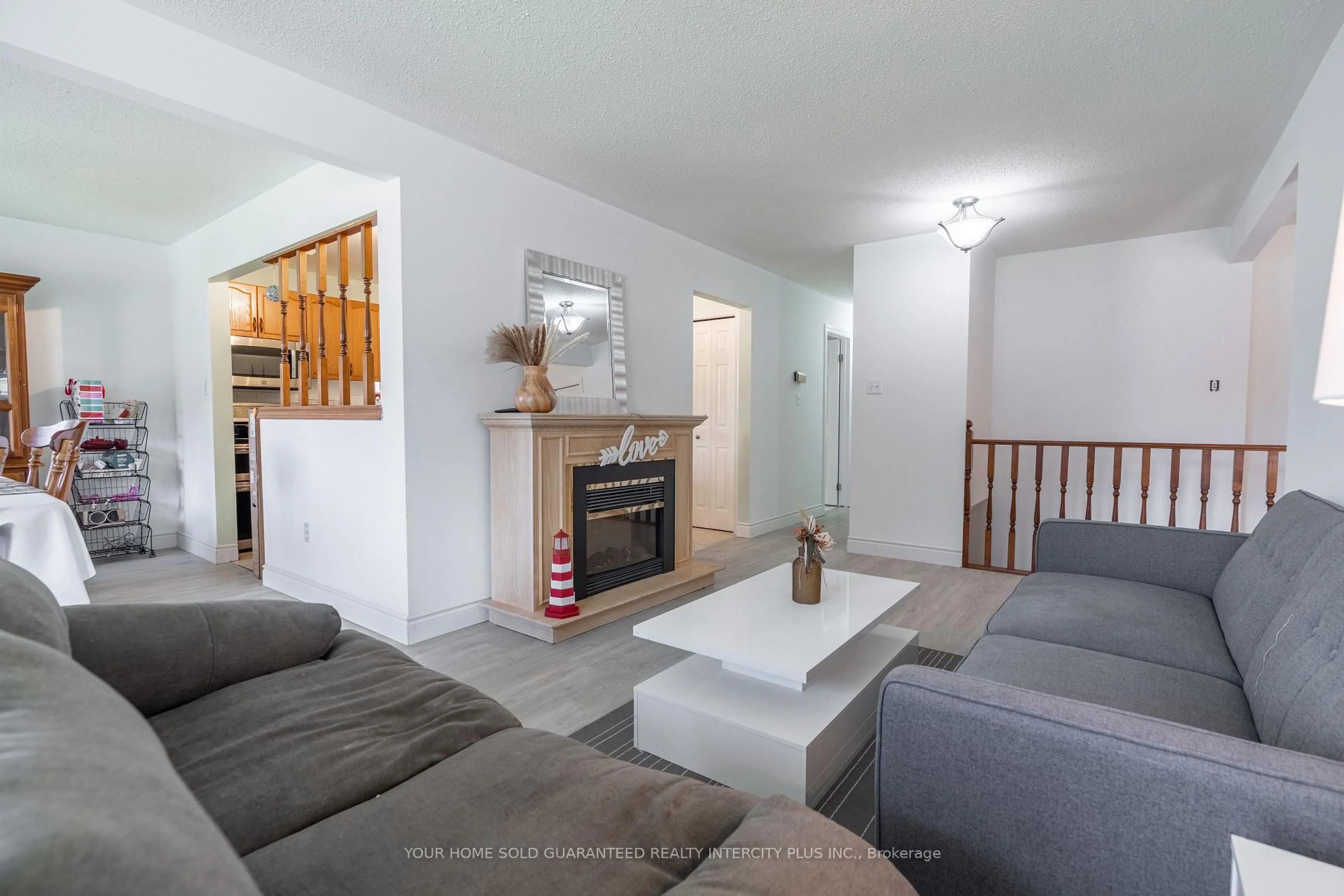 Living room with furniture, unknown for 19 Windsor Dr, Brant Ontario N0E 1N0