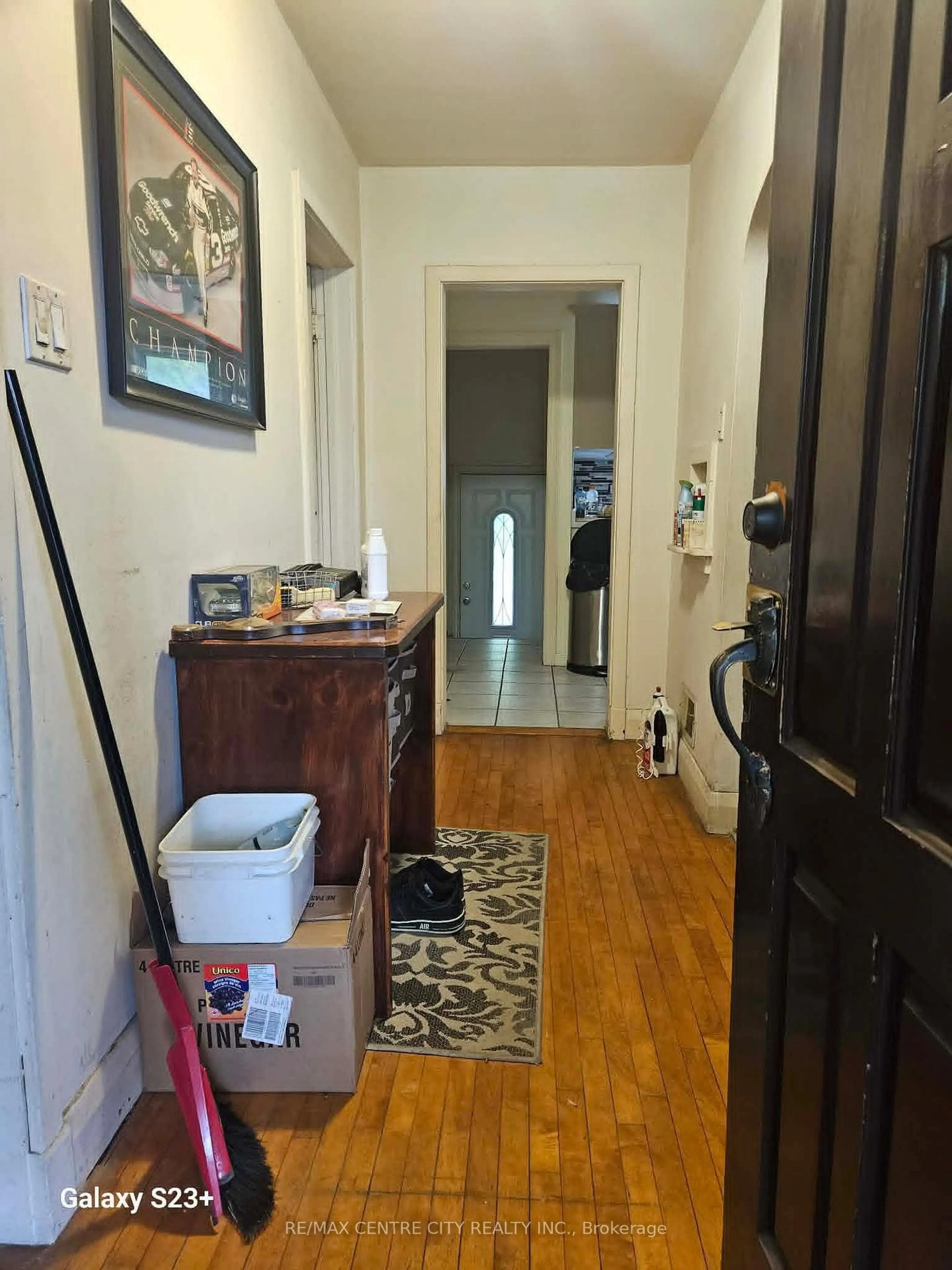 Indoor entryway for 486 Hale St, London East Ontario N5W 1G4