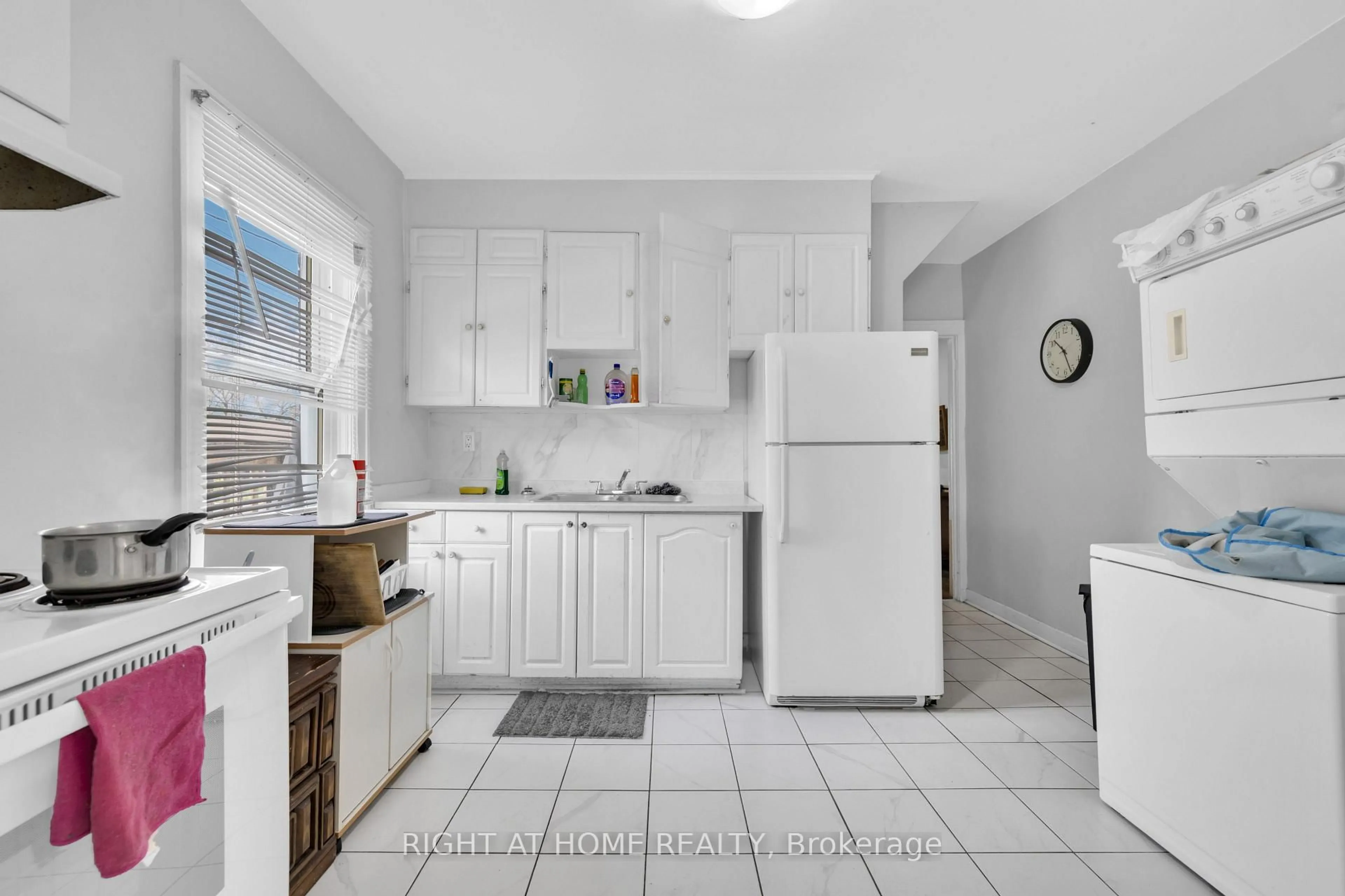 Standard kitchen, ceramic/tile floor for 3497 Peter St, Windsor Ontario N9C 1J4