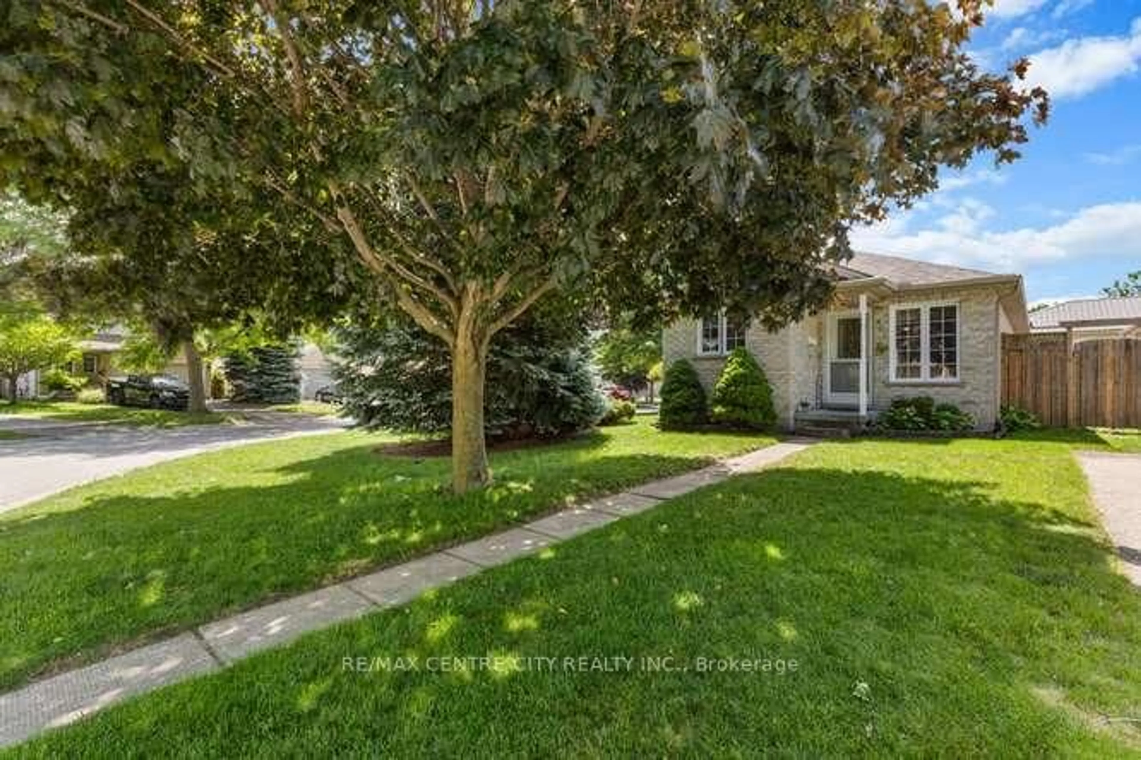 A pic from outside/outdoor area/front of a property/back of a property/a pic from drone, street for 463 Exmouth Circ, London East Ontario N5V 5G5