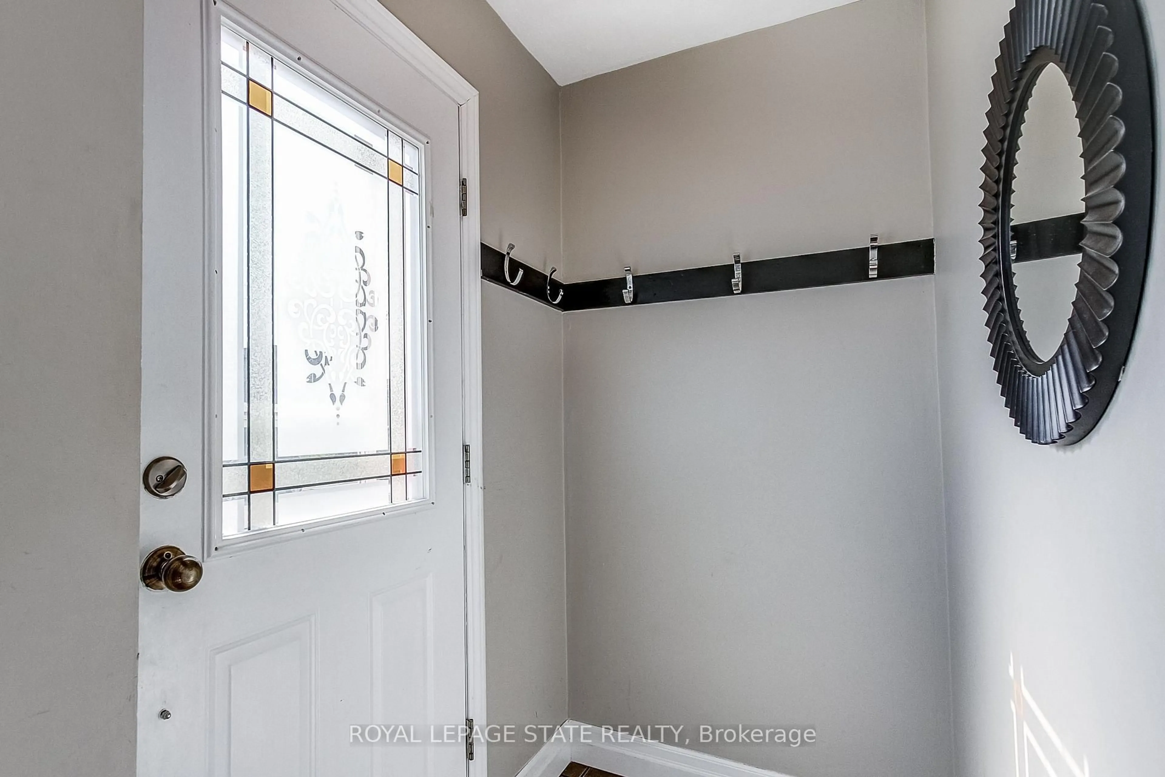 Indoor entryway for 28 Delena Ave, Hamilton Ontario L8H 1B6