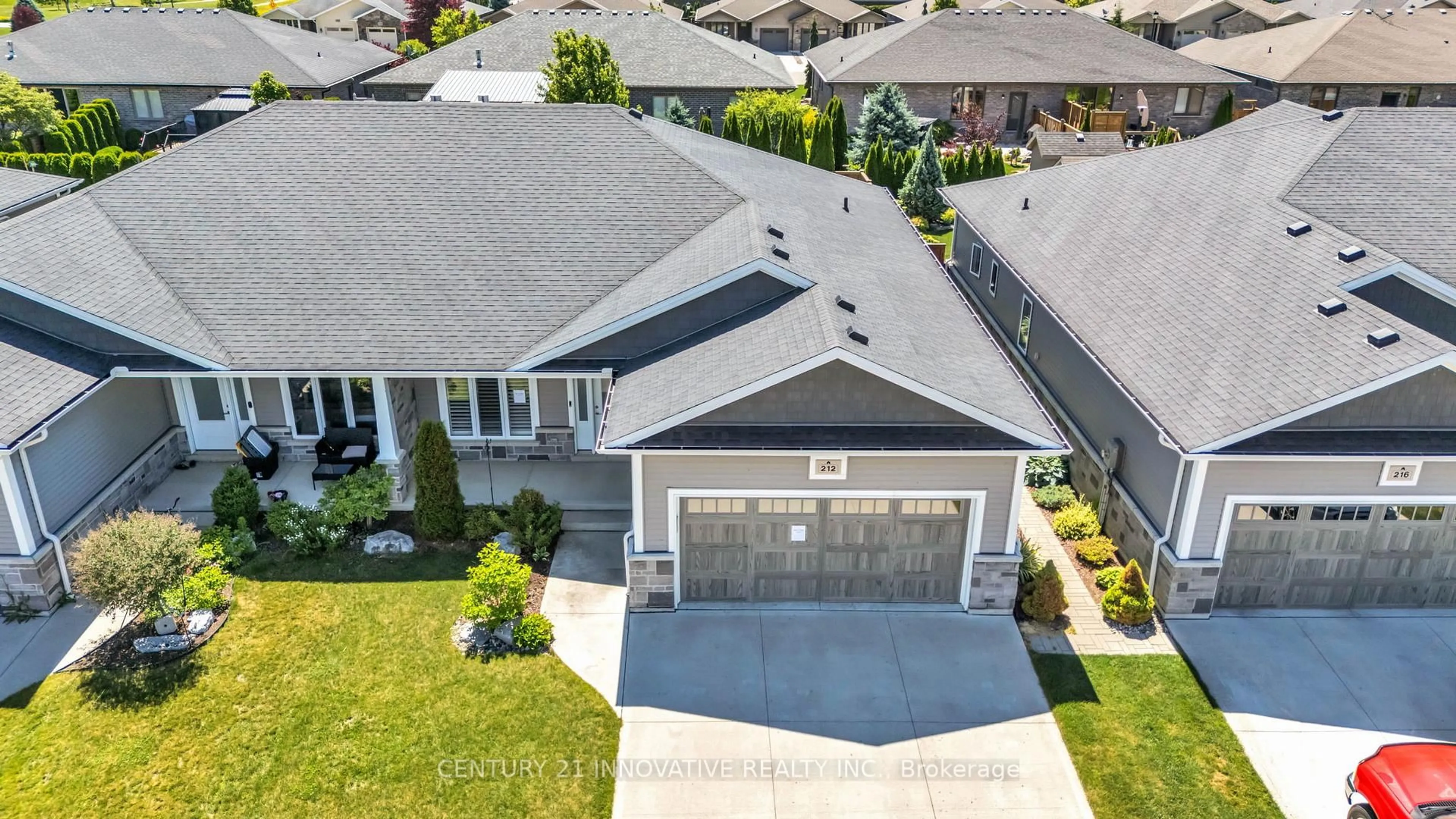 A pic from outside/outdoor area/front of a property/back of a property/a pic from drone, street for 212 Summerset Pl, Chatham-Kent Ontario N7L 0G4