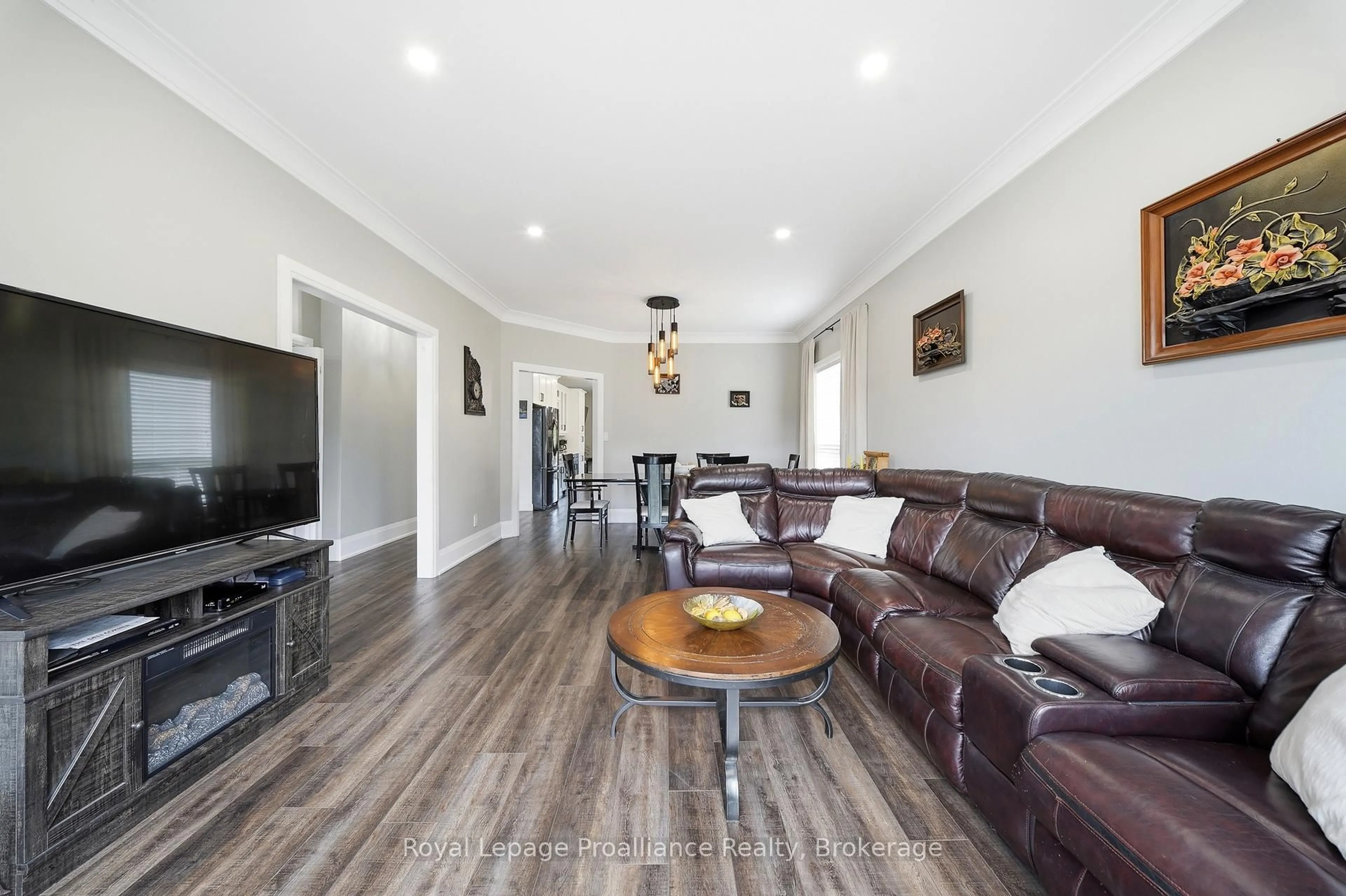 Living room with furniture, wood/laminate floor for 29 Hickory Grve, Belleville Ontario K8N 5X6