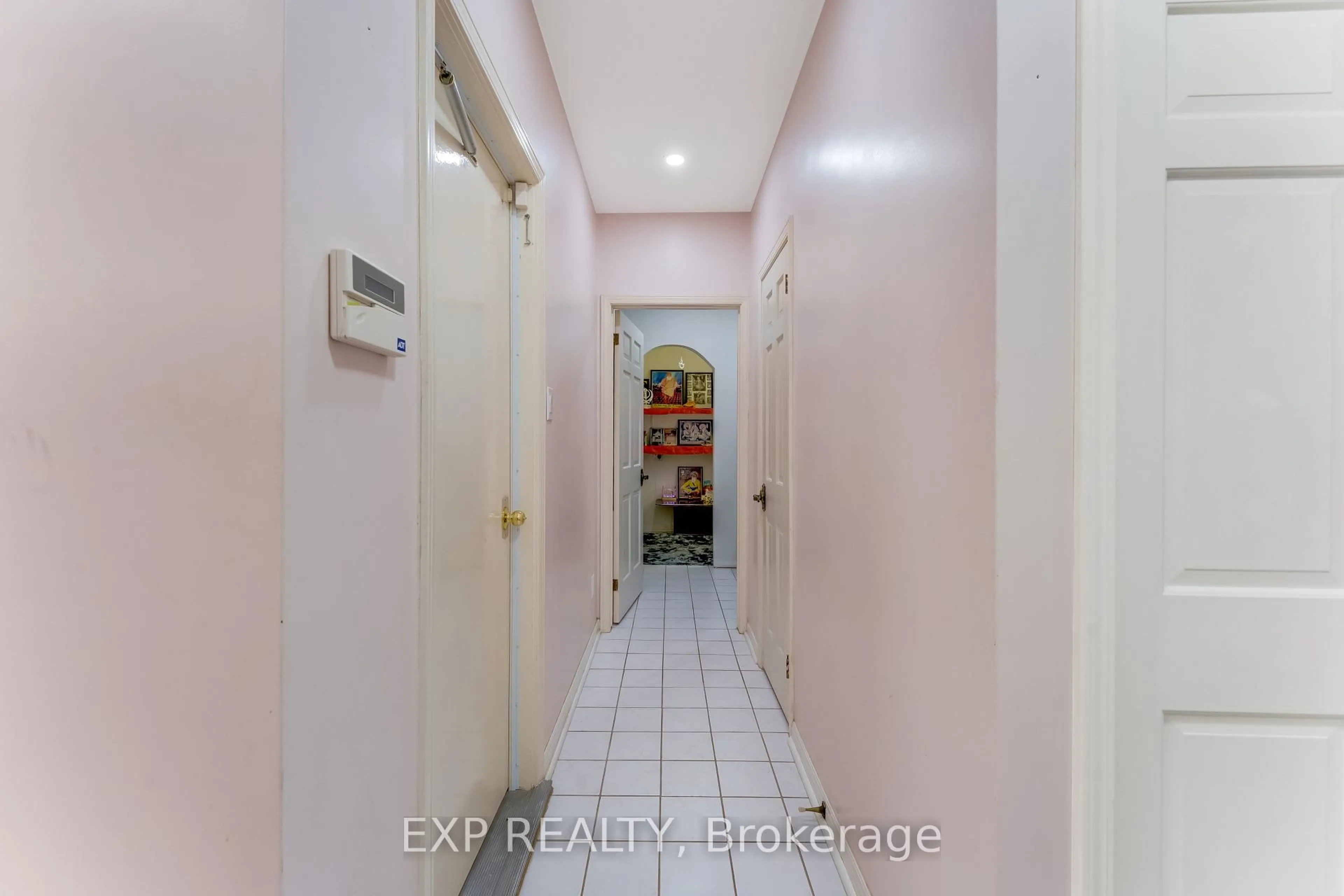 Indoor entryway for 2047 Hamilton Rd, London South Ontario N6M 1G1